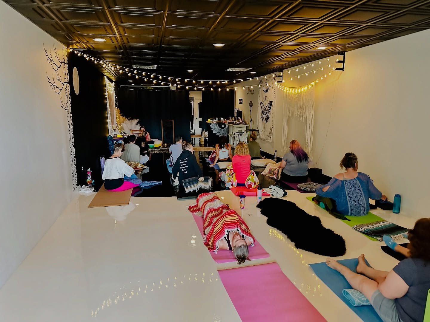 So grateful for the incredible community time today! My heart is so full 🥹🙏🏻 A full three hours spent in our somatic support circle and sound healing event after was definitely a hit. We will be doing more of these! #somatichealing #supportcircle #traumahealing #communityhealing #soundbath #auracularaccupuncture #healingincommunity #howellmi #healinglightstudios #ecstaticdance #somaticdance #donationbasedevents