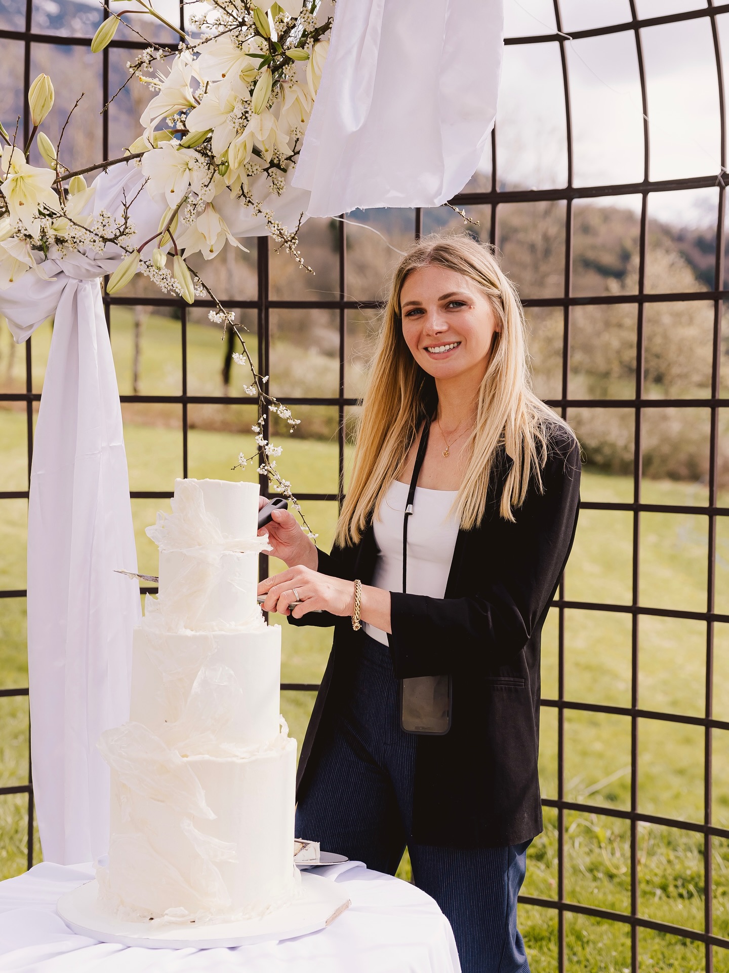 Il y a encore quelques années, je ne pensais pas que "wedding planner” finirait par faire partie de ma vie pro.
Et pourtant… me voilà aujourd’hui, à 31 ans, maman d’un garçon de 5 ans, passionnée d’organisation et fondatrice d’ANAHITA WEDDINGS, une agence qui imagine des mariages modernes, élégants et pleins de vie. 🤍
Mon déclic ? Il est arrivé en organisant mon propre week-end de mariage, un événement intense avec 140 invités.
J’ai adoré tout gérer : le planning, la recherche de prestas, les petits détails qui font toute la différence... Et ce que j’ai surtout aimé, c’est voir les gens heureux.
Je me suis dit : "Et si je faisais ça pour de vrai ?"
Alors je me suis formée (merci l’EFMM !). J’ai lancé ANAHITA WEDDINGS, et depuis, j’accompagne des couples en Auvergne-Rhône-Alpes et dans toute la France pour leur permettre de vivre pleinement leur journée, sans charge mentale.
En parallèle, j’ai plus de 10 ans d’expérience en gestion de projet, que je continue d’exercer autrement et d’enseigner aujourd’hui.
Planifier, anticiper, gérer les imprévus… tout en gardant le sourire, c’est un peu ma spécialité. 🌞
Mon approche :
- une oreille attentive
- un cadre rassurant, mais jamais rigide
- des prestations réellement sur mesure
- et surtout, beaucoup de bienveillance (et un soupçon d’humour 🙊)
Tu prépares ton mariage et tu veux te sentir accompagnée pour de vrai ? Écris-moi !
Anaïs – ANAHITA WEDDINGS
_____________________
📷 Cette photo a été prise lors de notre shooting d’inspiration “Amour Divin” (à découvrir très bientôt), par l’incroyable @momentsbylucieb au @chateaudesgirards
Et non, je ne suis pas pâtissière 😄 – ce petit bijou sucré a été imaginé par @chaletdeclementine !
#weddingplanner #weddingplannerlyon #weddingplannerfrance #organisatricedemariage #coordinatricejourj