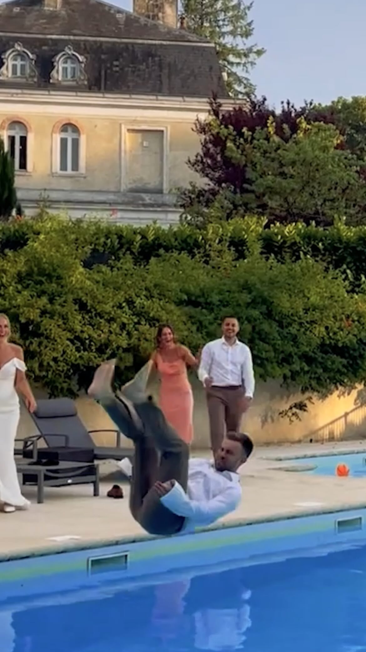 When it’s a crazy hot day only one thing for it 🤣.
Filming for Memories 💛
Venue @chateaulagauterie.
Film @iwedfilm.
Food @nomadzchef.
Celebrant the adorable @claudia.celebrant for @celebrantsinfrance_theoriginal.
Music @andyushermusic