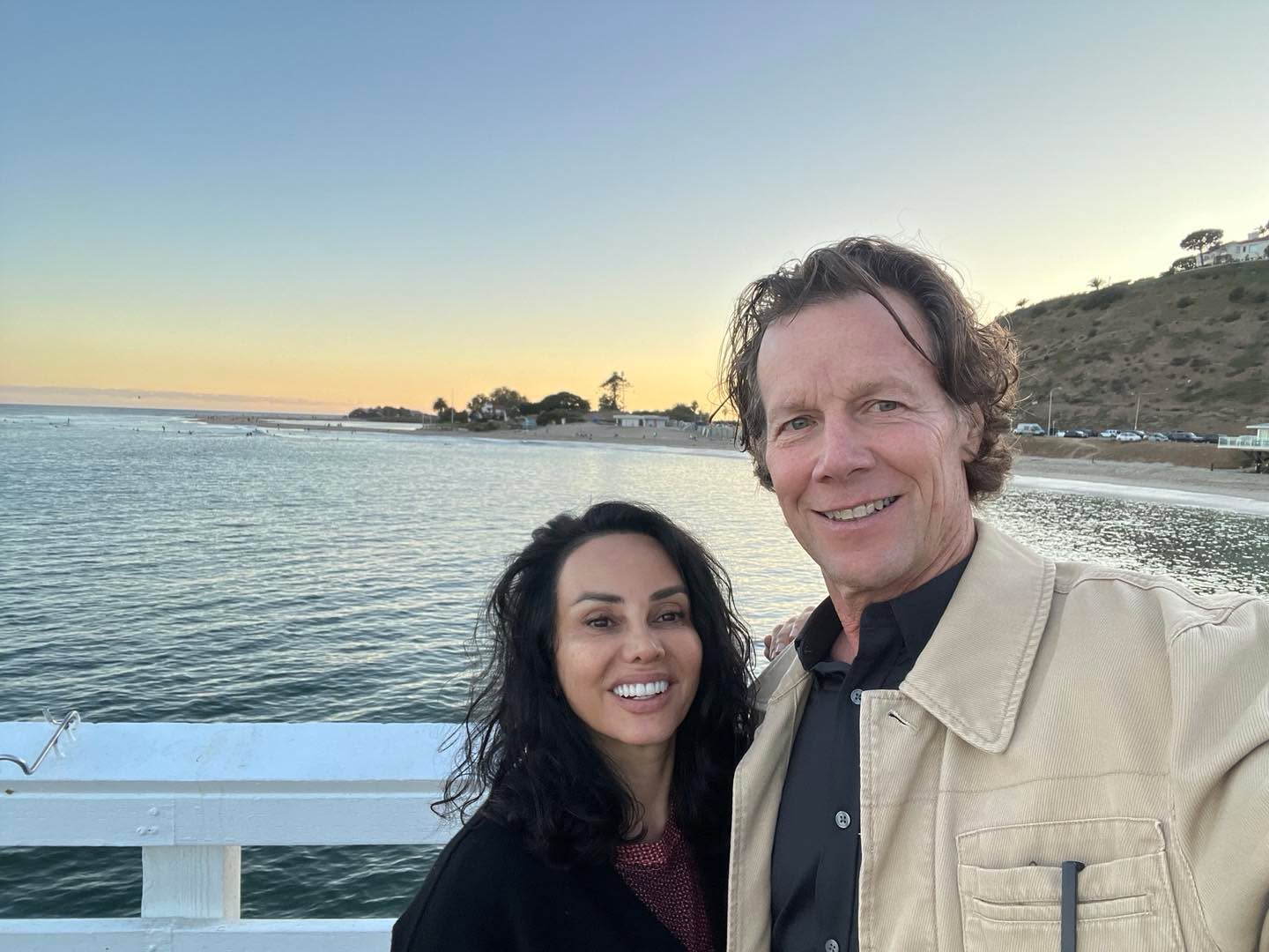 Chasing sunset much more fun with my girl 🌞☀️🌤️life is amazing to share 🌊☀️⛱️🏖️🐚 #malibu #Malibu pier#beach-life #sunset #malibufarmcafe #datenight