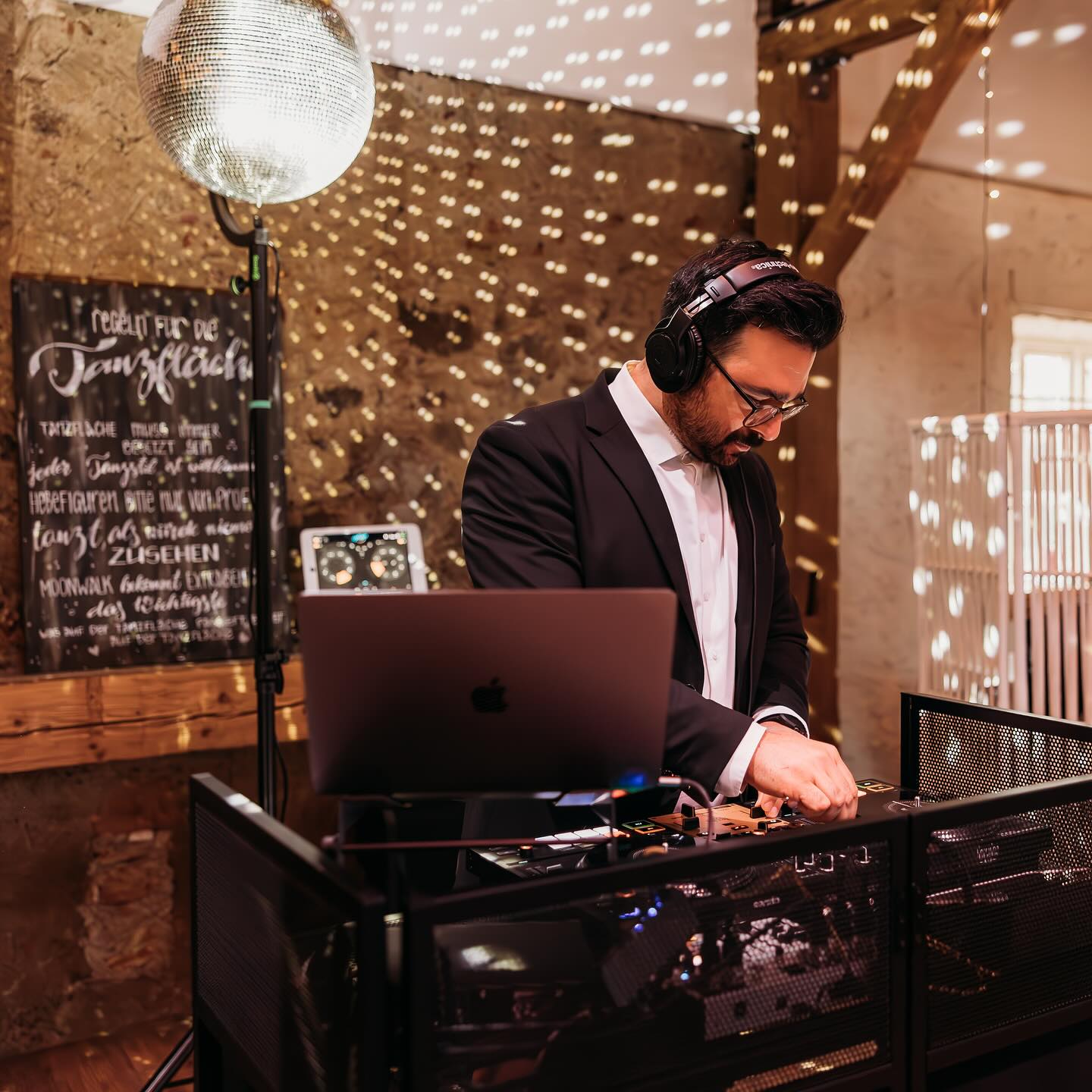 DJ & Live Gesang – die perfekte Kombination für eure Feier
Ich begleite eure Hochzeit nicht nur als Sänger zur Trauung oder beim Sektempfang, sondern auch als DJ für den Abend.
Und das Besondere: Bei ausgewählten Songs singe ich live dazu, für unvergessliche Momente auf der Tanzfläche.
Ob gefühlvoller Hochzeitstanz oder ausgelassene Party, ich sorge für Musik, Emotion und Stimmung, die zu euch passt.
Termine für 2025/2026 anfragen gerne über das Kontaktformular auf meiner Website: www.emmi.live
Das Bild ist übrigens bei einem mega schönen Shooting mit ganz vielen tollen Dienstleistern entstanden.
Location: @obermuehle_langenselbold
Videograf: @eikaetschja
Trauzeugin: @bridalyoga.de
Traurednerin: @freie_rednerin_nicole
Fotografin: @goldenmoments.fotografie
Ape: @felicedieape
Schmuck: @frei.hoch3 & @ag_goldsmith
Hair& Make Up: @love_yourself_makeup_by_nicole & @wioletta_styling
Torte: @charlottes_konditorei
Sängerin: @resi_voice
Deko& Blumen: @kreationkoenigstochter
#Sängertrauung #WeddingDJ #DJmitGesang #SängerFürHochzeit #DJHochzeit #HochzeitsDJ #LiveGesang #TrauungMusik #SektempfangMusik #Hochzeitsfeier #UnvergesslicheMomente #DJAndSinger #Hochzeit2026 #WeddingEntertainment #Hochzeitsmusik #FeiernMitStil #GänsehautMomente