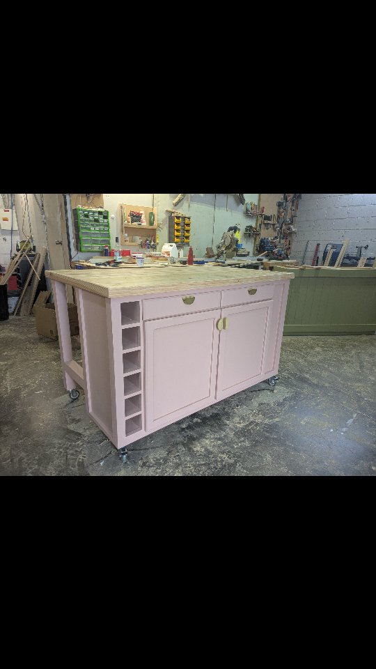 A recent kitchen island we created that we absolutely loveddddd bringing to life! We are calling this style our signature 'Jodie' island after @purposeafterparalysis ❤️ With a gorgeous blush finish, brass handles, wine bottle storage, exterior wrap around shelving and many more features, this custom built island was designed with so much thought by our customer, and it's quickly become one of our favourites 😁😁
Get in contact now for your own custom kitchen island ☺️
#knotsandgrains #kitchenisland #custommade #kitchen #reclaimedwood #recycledwood #kithen #goldcoast #palmbeach