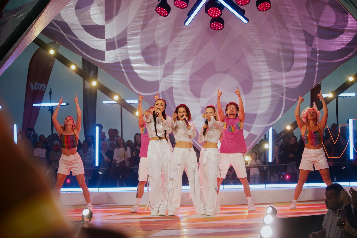 Rainbow of joy and memories with @k3.studio100 at Tien Om Te Zien! 🌈💿 #dancer #k3 #totz #tienomtezien #entertainement #professionaldancer #commercialdance #performer #stagedancer #vtm #totz2025 #studio100 fotografie: DPG media, Sara VB, Luc Cassiman