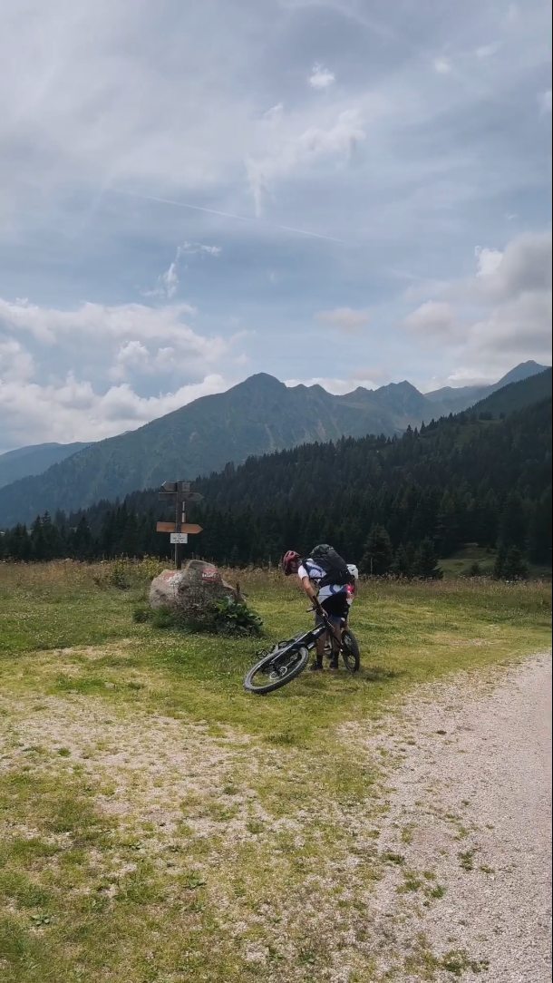 20.7. nám Miláno vybral další super trasu pro e-bikes (pokud chcete, napište si o odkaz na mapy.cz - viz závěr videa) směrem na Malga Castrin, kde nejen skvěle vaří, ale mají tady i super dětské hřiště.
S Marianem a Maxem, kteří jediní neměli e-bikes a dali si tedy jinou trasu, jsme si pak dali sraz opět v Tratoria Arnica, odkud jsme pak jeli společně zpět na Stellplatz Belvedere.
#vimteamcz #cyklistika #cyklovylet #cyklotrasy #visititaly #mtb #emtb #rvfamilylife #mtbkids #emtbkids