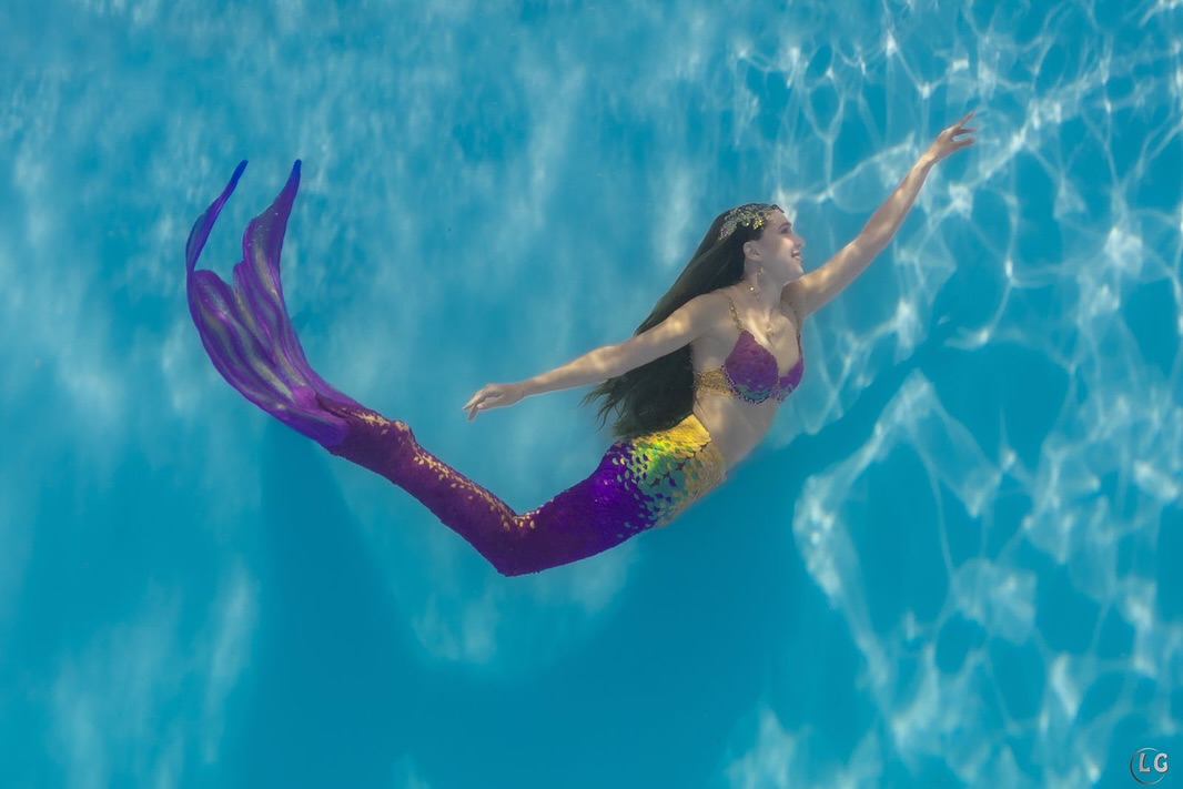 Chasing sunlight beneath the surface 🌊☀️
@merfolktreffen magic captured by the wonderful @lg_fotodesign 🧜♀️💫
#MermaidTarielle #UnderwaterWhimsy #MermaidLife #MermaidMagic #MertopiaMermaids