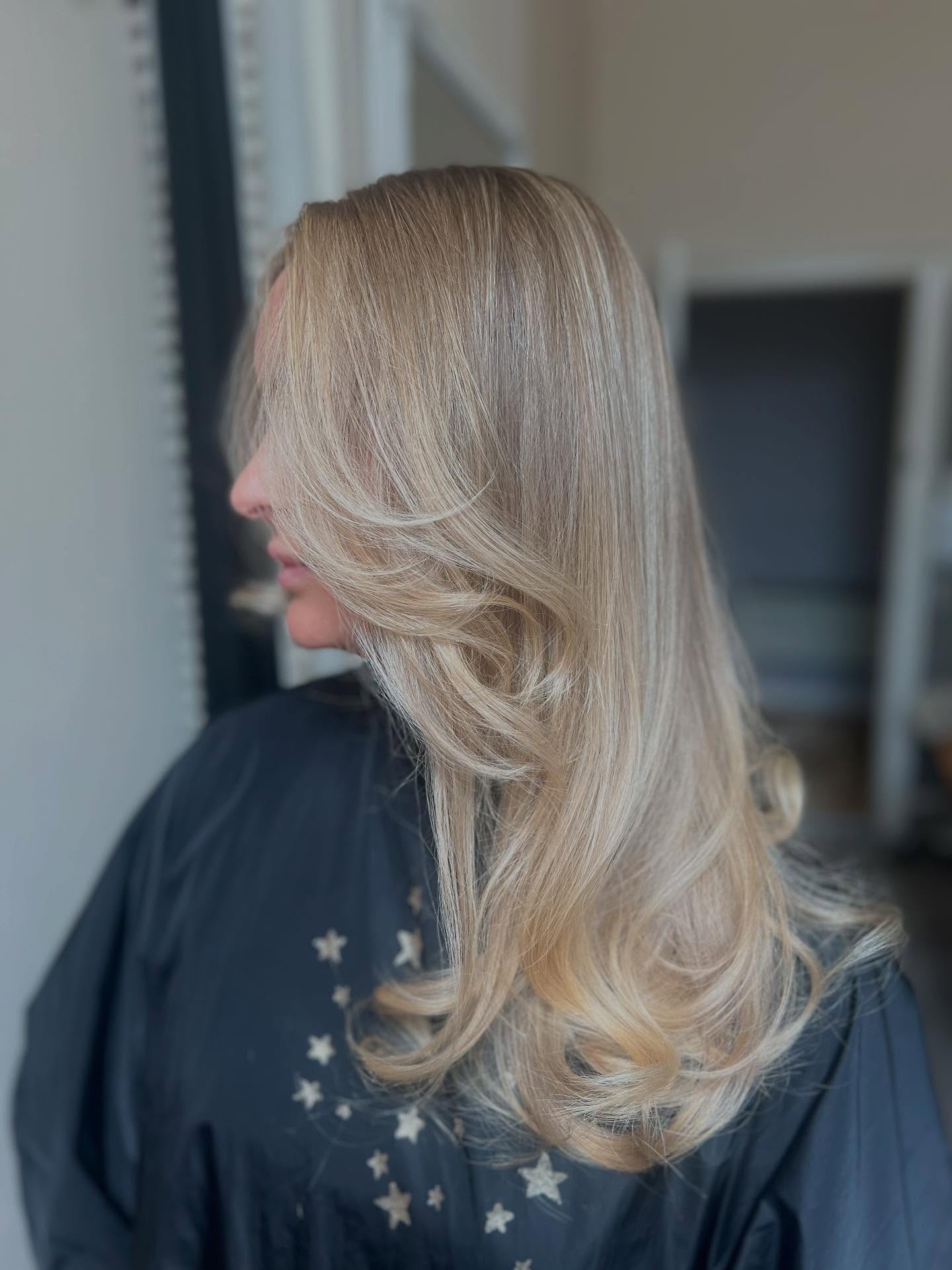 🫶🏼 stunning stunning stunning 🫶🏼
perfectly soft balayage, swipe for before ➡️
🌟complimentary colour + extensions consultations are available this week! consultations are required for new clients 48 hours prior to colour appointment🌟
service 🤩 full head balayage, scandi hairline, cut and blow dry 🤩
💰 £170
based - @studioluxe.liverpool - Rodney Street, Liverpool L1 9EH📍
📱enquiries - contact button + DM
📱book - link on profile
products used -
@lorealpro @schwarzkopfprouk
@lorealuki @schwarzkopfpro
@loreal @schwarzkopf
@lorealpro_education_uki @rosieoconnorprohair
@salonsdirect @sallyserskineliverpool
@beautylaunchpad
@hairdressersjournel
i don’t edit my pictures 📸
~
#hairbylucyansboro #studioluxe #studioluxeliverpool
#beautylaunchpad #hairdressersjournal #lorealcolourspecialist #liverpool #liverpoolhair #colourspecialist #blondespecialist #balayagespecialist #liverpoolhairspecialist #liverpoolbalayage #bohoblondetechnique #iambohoblonde #transformationtechnique #balayagetransformation #blondetransformation #extensions #liverpoolhairextensions