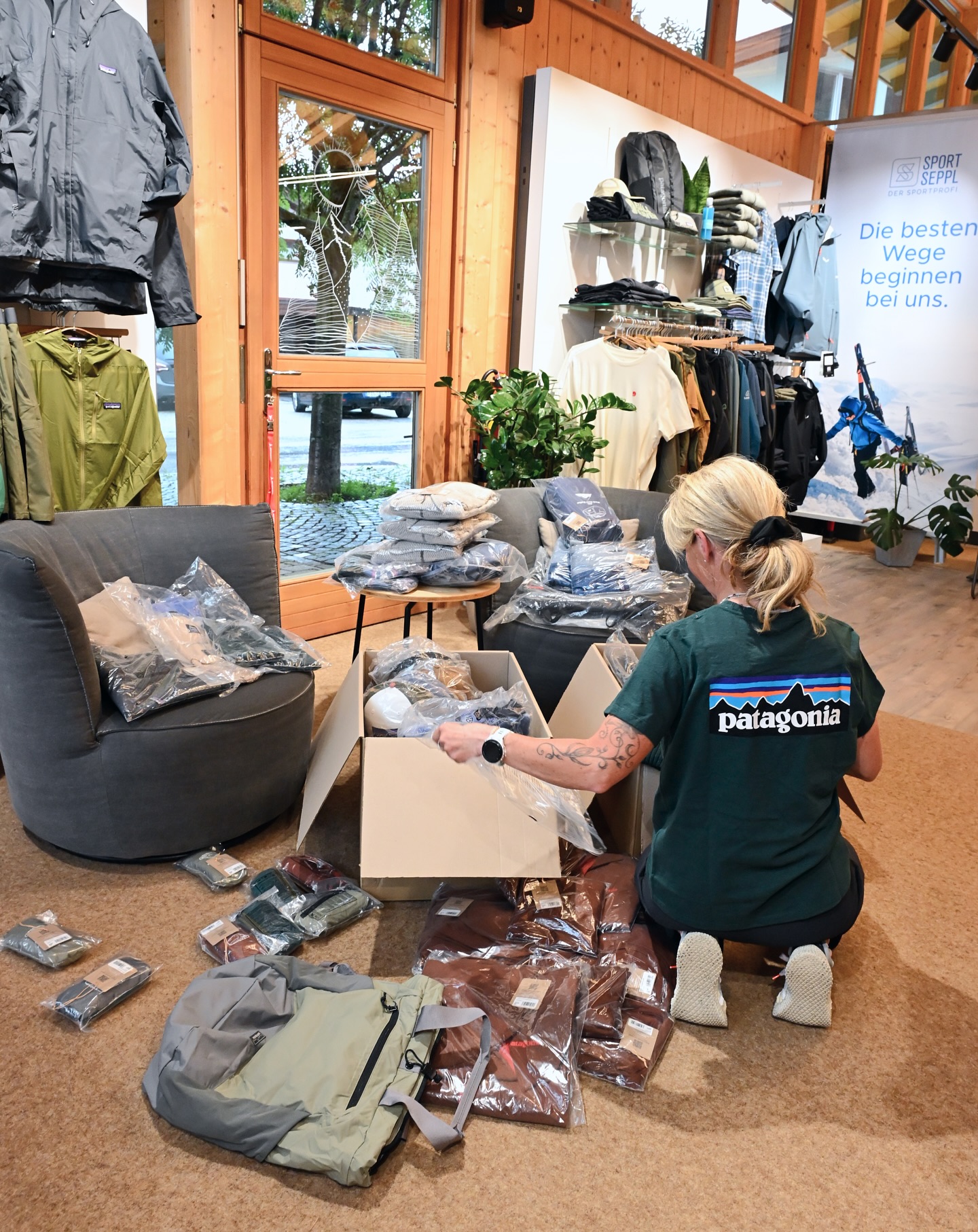 Die neue Kollektion von Patagonia ist da! Heidi ist schon fleißig beim auspacken & anpreisen.
#Patagonia #sportseppl #shopping #style #fashion #bekleidung #winter #innsbruck #tirol #visittirol #kühtai