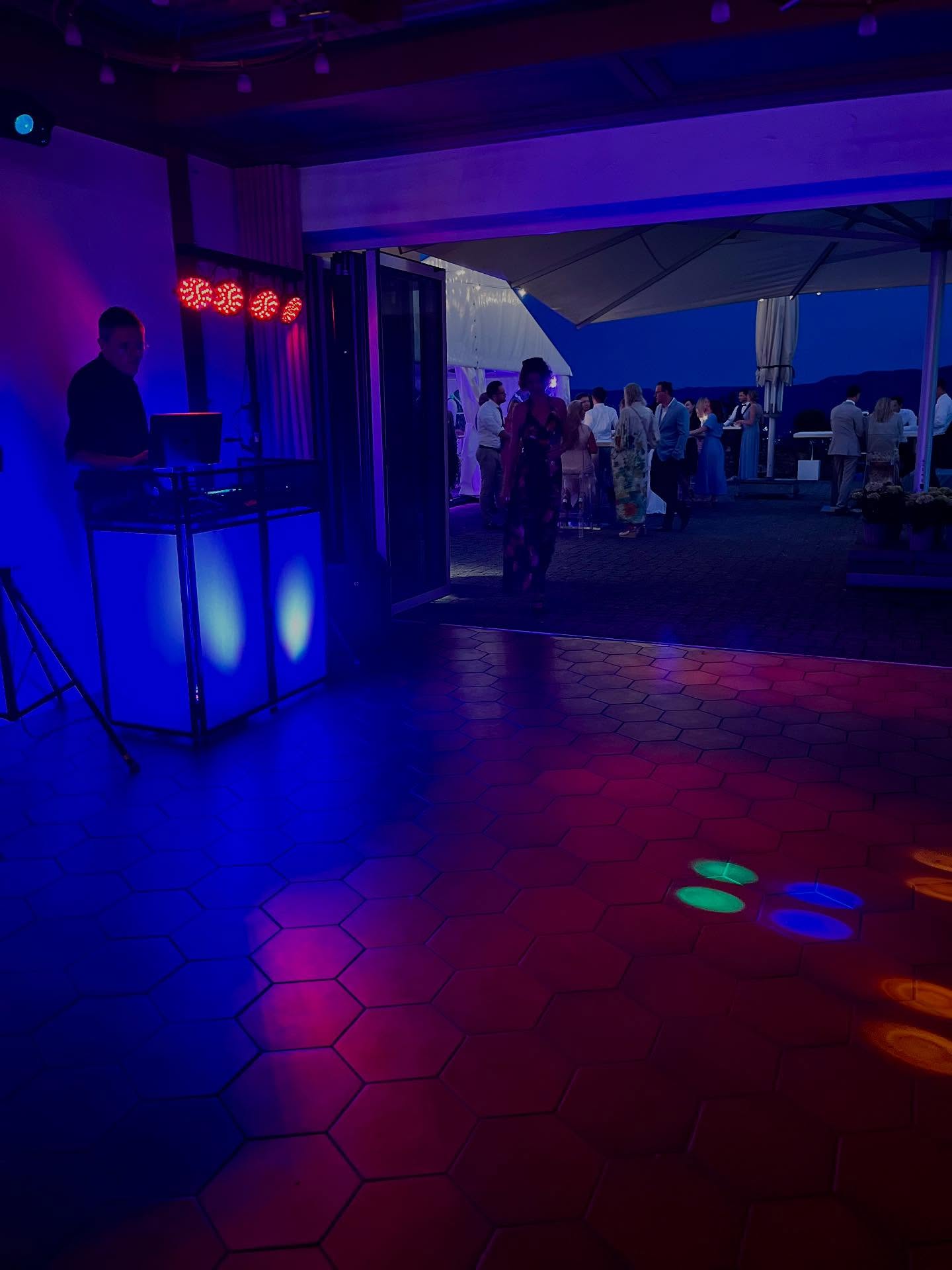 Hier ein paar Eindrücke von der letzten Party auf der schönen Burg Staufeneck.
Nachdem @rebecca_sammet_music & ich auch die Musik zur Trauung und zum Sektempfang im Duo gestalten durften, ging’s am Abend für mich als DJ weiter. Es wurde eine tolle Party! Wir haben gefeiert bis halb drei und nur aufgehört, weil um 3 Uhr Zapfenstreich in der Location war. So soll’s sein! 😎
Danke, dass wir dabei sein durften!
#hochzeitsdj #djstuttgart #dj #livemusikunddj #djdvinestuttgart