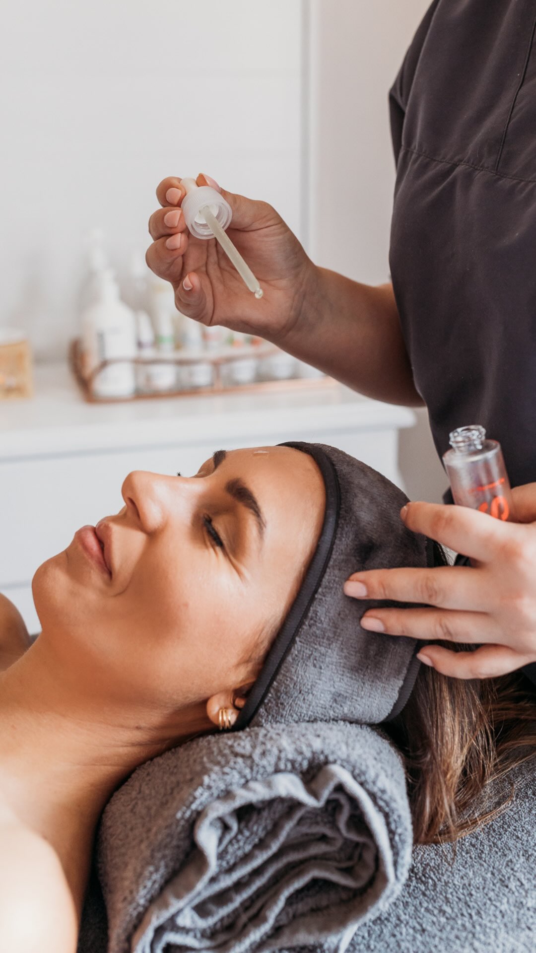You often hear that relaxation and results don’t go together.
And I’d agree — if we’re talking about your typical spa-type facial (which you should definitely do when having a spa day).
But that’s not what I had in mind when I created the SUPREME GLOW FACIAL.
Yes — we exfoliate, extract, resurface.
Yes — there are moments of mild discomfort.
Because we take your skin seriously.
But clinical treatments don’t need to feel cold or rushed.
So we added massage. Calm. Stillness.
Results and restoration.
Spa fluff and glowing skin aren’t the same thing.
At Rose Lounge, we’re not here to “relax” your skin with glorified masks — we’re here to treat it. 🧖♀️
The SUPREME GLOW FACIAL uses @phformula_southafrica active solutions to refine texture, brighten dullness, and deeply nourish — without ever rushing the process.
You’ll still enjoy gentle facial/ shoulder massage and a calming, luxurious space.
❌ And no, we don’t use steam.
Why? Because heat + exfoliating acids don’t mix.
It can increase sensitivity — and we’re here for science-backed skin health, not outdated habits.
✨ Experience anti-ageing + tension release in one powerful facial.
Ashley’s massage is truly unmatched.
⸻
R1290 — now R1160 with code INSTA10
📍 Book at the Rose Lounge Boutique branch via the link in bio.
Here’s 🥂to taking care of your skin — and your nervous system. 😉💆🏻♀️
#roselounge #somersetwest #skincare #phformula #momsofsomersetwest #brightstreetsomersetwest #healthyskin #glowingskin #facial