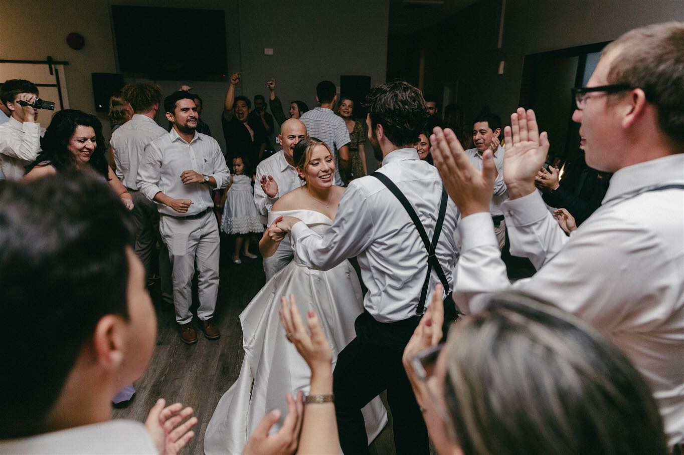 we LOVE a good dance party ๐ #yegphotographer #yegvideographer #edmontonphotographer #edmontonvideographer