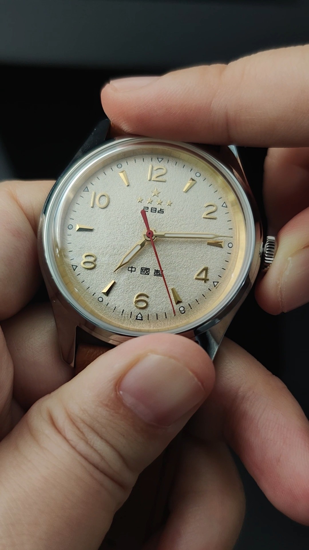 ASMR Unbox our Yellow Dial Wuxing 5-Star Automatic.
A quiet celebration of history, craftsmanship, and bold design.
This golden dial reimagines Seagull’s very first mechanical wristwatch from 1955, honouring 70 years of innovation in Chinese watchmaking. 🇨🇳
Powered by the reliable ST2130 in-house automatic movement and encased in a 38mm polished steel case, the Wuxing (Five-Star) Automatic is more than a timepiece — it tells a story.
A must-have for collectors who appreciate the roots of mechanical horology.
Also available in a stunning limited-edition red dial.
live on the website!
#chinawatches #watchcollector #timepieces #watchoftheday #WatchCollector #asmr #limitededition #asmrunboxing