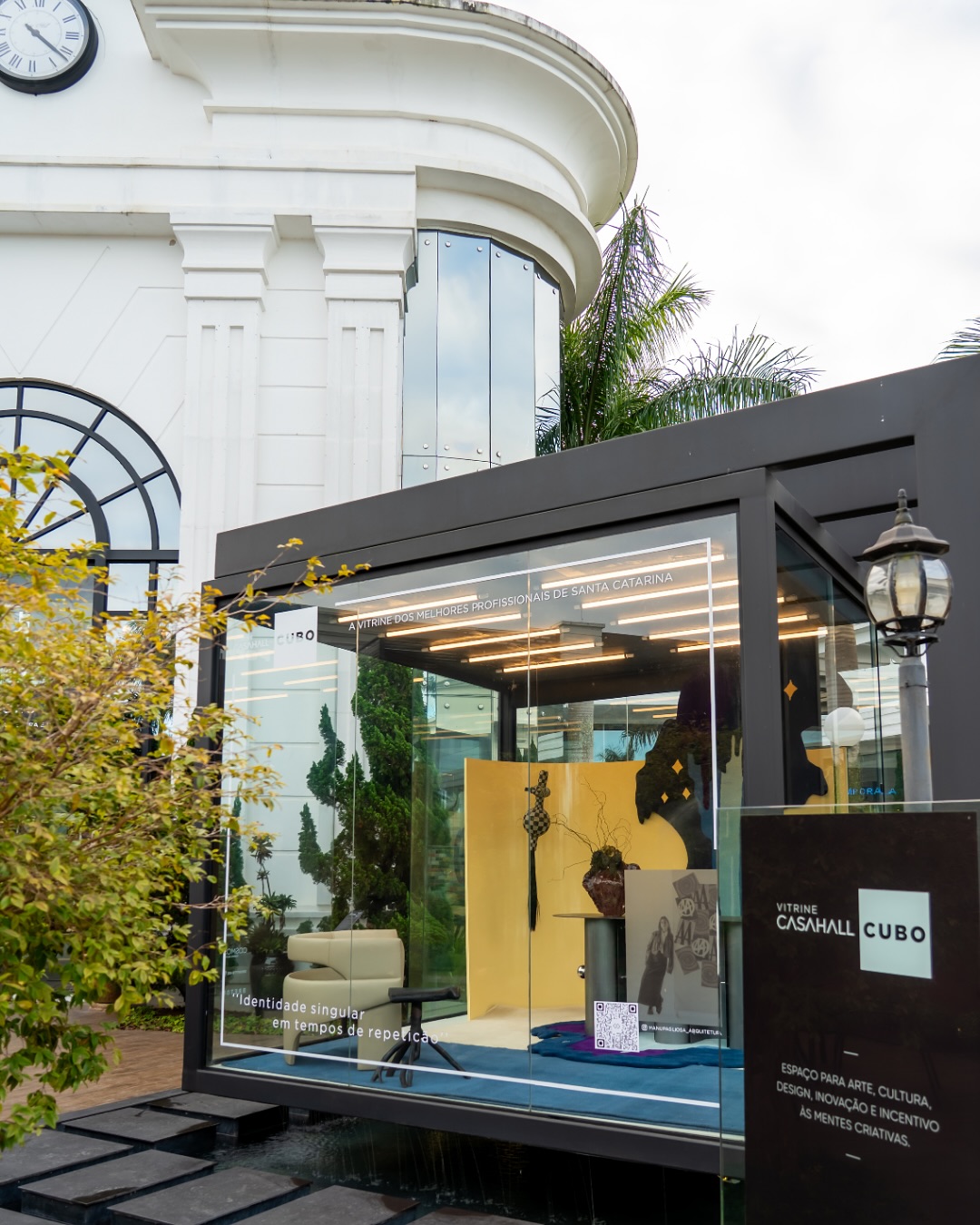 A arquiteta Manu Pagliosa (@manupagliosa_arquitetura) assina a Vitrine Cubo 2025 com uma proposta autoral e sensível, que traduz sua relação com o tempo, a matéria e o fazer manual.
Um espaço que convida à pausa, à contemplação e à conexão com o essencial.
Mais do que composições e formas, a vitrine convida à pausa e à contemplação. Com texturas marcantes, volumes esculturais e uma paleta sóbria, Manu traduz sua visão sobre autenticidade e expressão no espaço.
✨ Lojas parceiras:
@bretonbalneariocamboriu @galeriacosmos @orientesetapetes
👉 Visite o CasaHall e conheça de perto esse projeto que celebra o design com propósito.