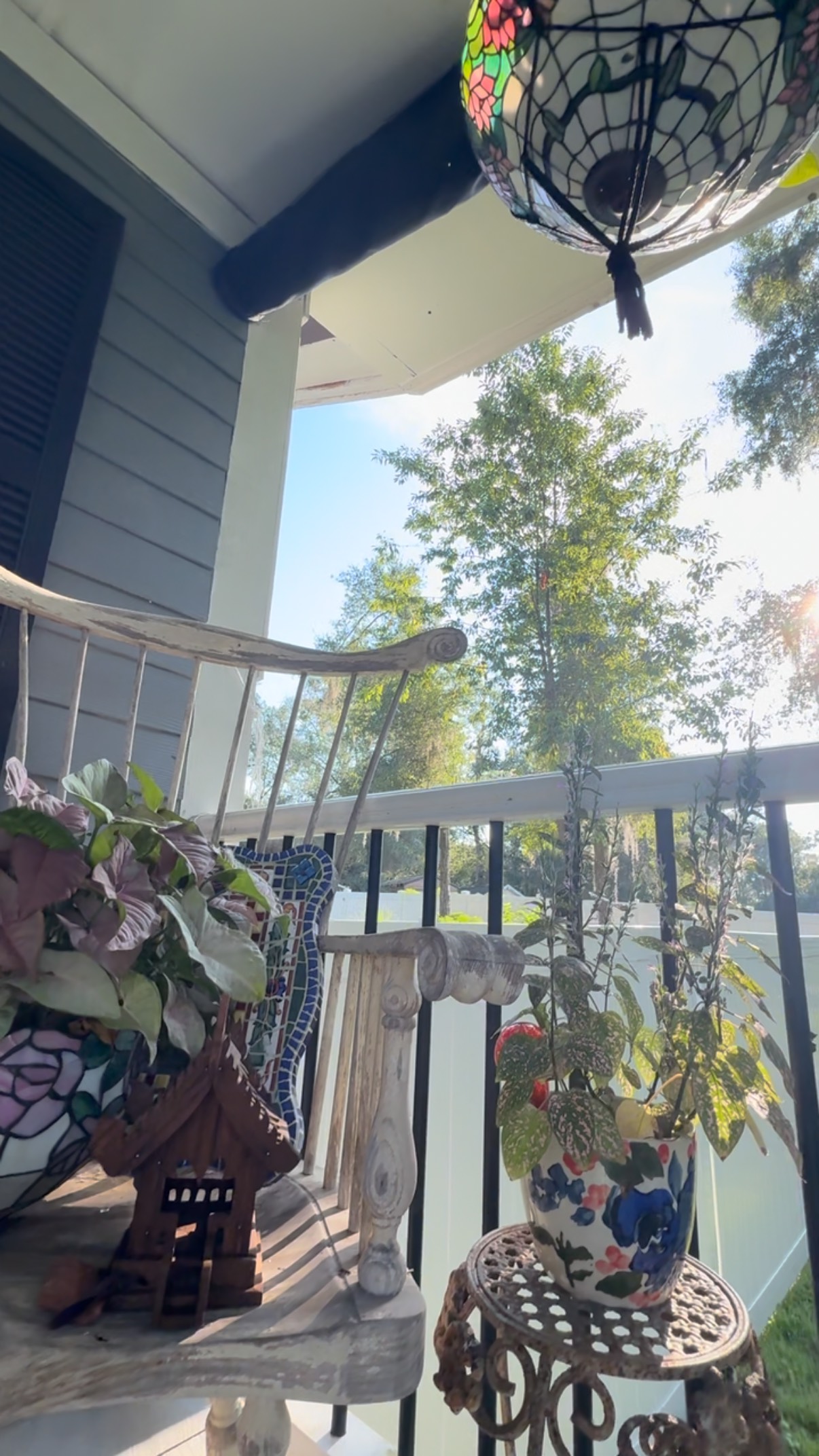 When you have an 8 hour day, 4 clients and 6 hours of hands on work, it is so important to take time to nourish yourself before work, during and after.
How I filled my cup today:
-electrolytes and vitamin C 🍊
-taking in the morning sun on my patio and breathing into my low belly 😮💨
- eating a high protein, healthy fats breakfast from my back yard chickies 🍳
-pouring myself a cup of ambition from @thecoffeecorralfl 🤠
-taking pauses to recharge in the sun between clients ☀️
How are you filling your cup today?