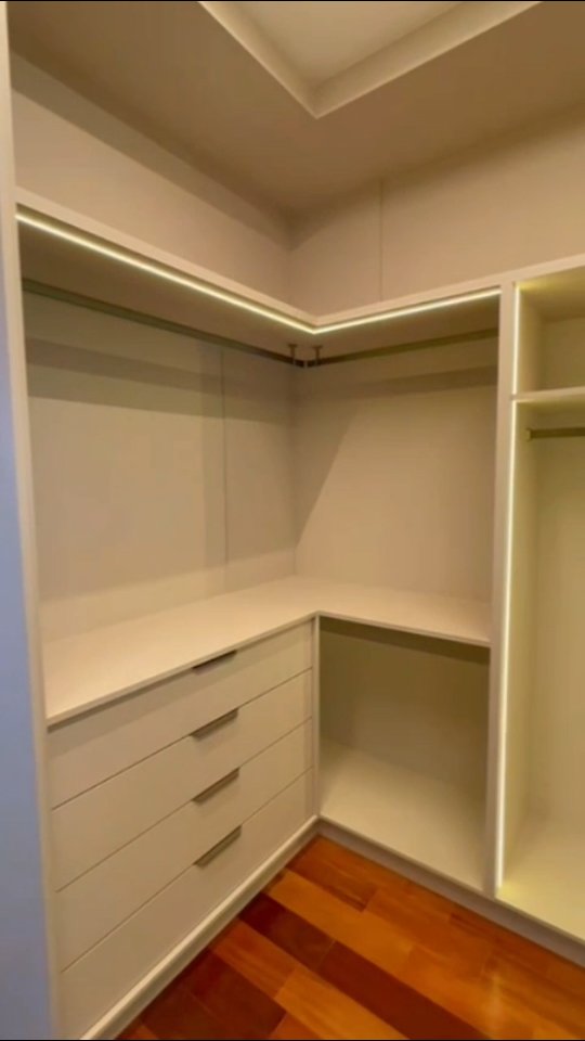 Esse projeto aproveita cada centímetro de forma inteligente e elegante.
Equipado com calceiros, cabideiros, maleiros, gavetas com corrediças invisíveis e iluminação em LED, o resultado é um espaço extremamente funcional, moderno e com acabamento impecável.
Tudo com a qualidade e o cuidado que a sua rotina merece.
Além de lindo, o espaço é generoso e comporta muito mais do que parece! 💼👗👠
⠀
🔹 Projeto personalizado
🔹 Alta capacidade de armazenamento
🔹 Iluminação estratégica
🔹 Design atemporal
.
.
.
.
.
.
.
.
⠀
#marcenariaplanejada #closetperfeito #acabamentopremium #LEDDesign