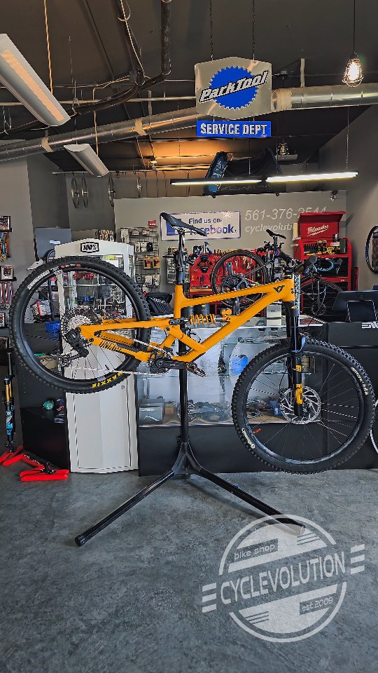 #cyclevolution #smallbusiness #bikelife #bikepic #bikelove #bikeshop #bikeporn #unboxingbike #bicyclelife #bicyclelife #bikeshoplife #localbikeshop #supportlocalbikeshop #delraybeach #delray #a1aflorida #öhlins #ohlins #sram #sramaxs