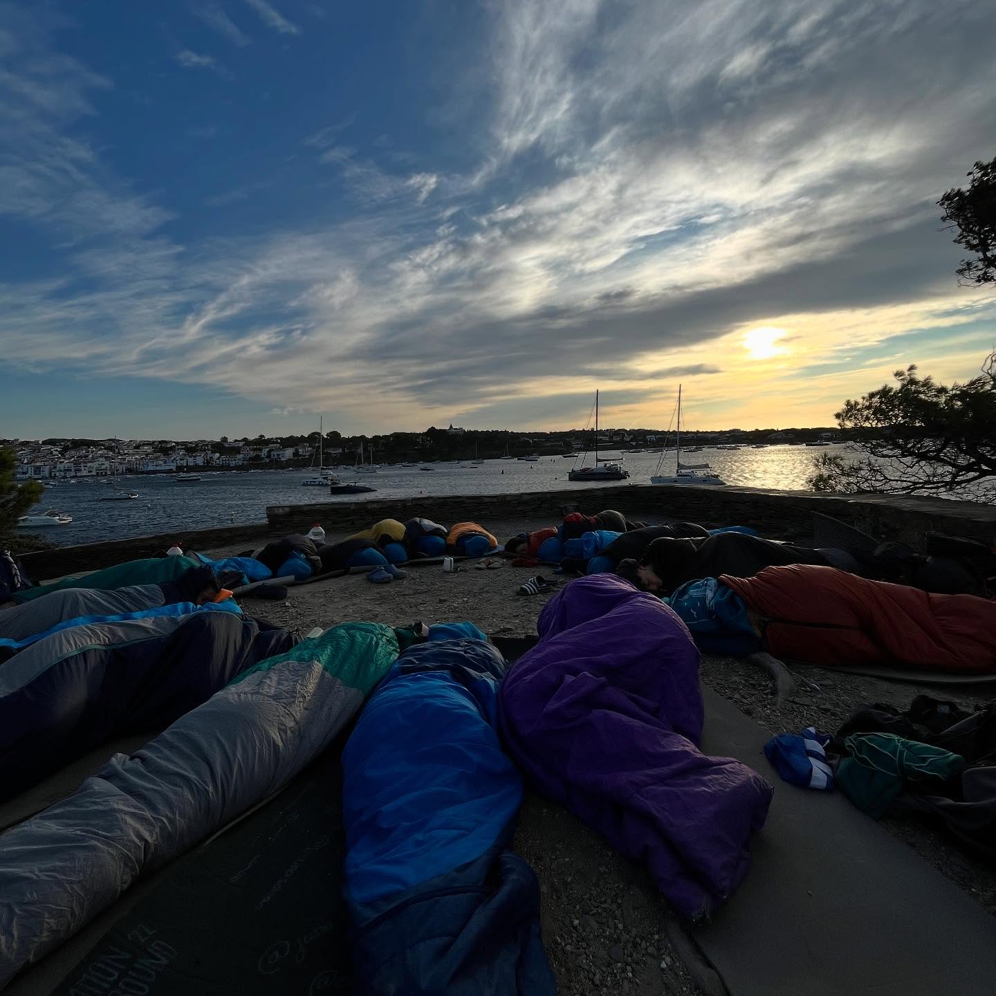 Bona tarda famílies🩷, la ruta de súpers va acabar ahir, i tot i que ha passat molt poc temps ja ho trobem a faltar😢😢
Us portem un altre recull de fotos de la segona part de la ruta; vam estar a Cadaqués☀️, també per Cala Pelosa🏖️, i per acabat tres dies a Roses🌊🦀
Aquests últims dies han estat molt intensos i ens han portat molts records que de segur que mai oblidarem, el grup ens hem unit moltíssim i hem acomiadat la ruta com cal❤️
Per qui en vulgui més... ens trobem al passe de fotos de setembre📸, més endevant direm tota la info, fins aviat!!👋👋👋