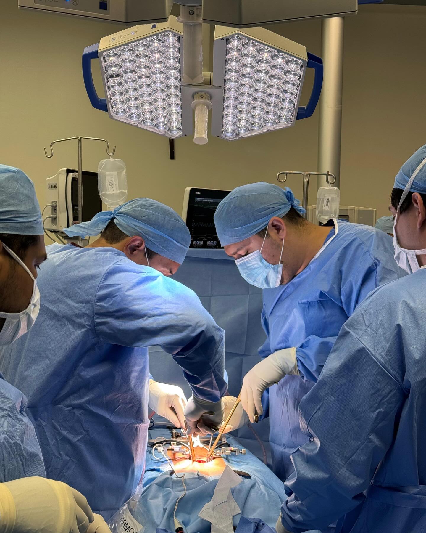 Paciente con enfermedad discal degenerativa y estenosis foramidal se hemilaminectomia con descompresión neural de dos niveles lumbares, se realiza estabilización dinámica con espaciadores interespinosos, anuloplastia intradiscal y ligamentoplastia.