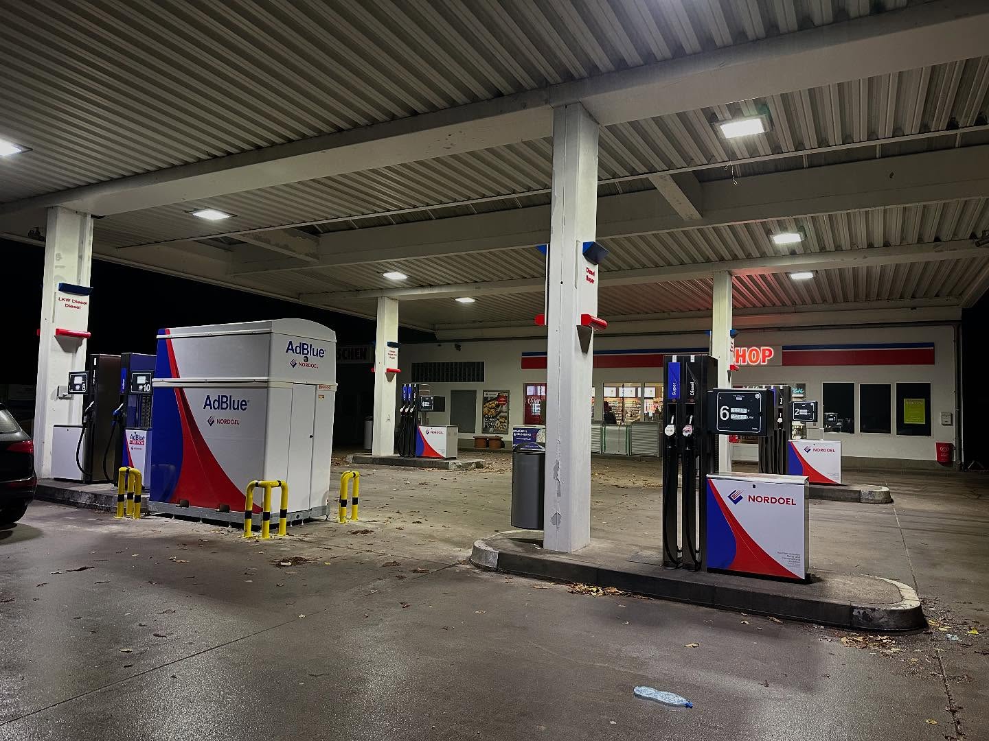 Bei dieser NORDOEL Tankstelle haben wir die Säulen sowie den neuen ADBlue Tank im neuen Design foliert.
Danke für den Auftrag! 😋
#deepground #werbung #folierung #schaufenster #folieren #window #windows #digitalprint #wrapping #door #doors #digitaldruck #printdesign #wrappedworld #wrapped #print #gloss #tankstelle #nordoel