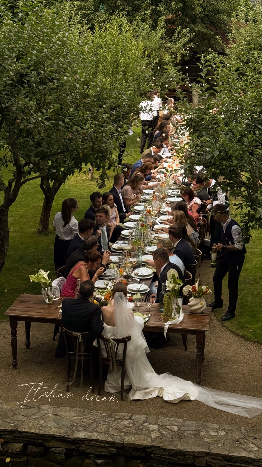 Je neděle a my vstřebáváme včerejší svatbu Zuzky a Ondry a jejich Italský sen. Tohle pro nás bylo vymodlený (stejně jako včerejší počasí 🙈😂). Dlouho jsme chtěly připravit letní italskou hostinu s jedním dlouhým stolem, kde si všichni užívají dobrýho jídla (o to se postaral @repacatering ) sluníčka, prosecca a italský pohody 🍋👌🏽🥂.
Zuzka s Ondrou nám náš sen splnily a my zas pomohly k jejich snové svatbě - win win ! Jsme za vás tak vděčný, Zuzko a Ondro. Děkujeme, že jste si nás našli 🤍
#slaskou#autentika