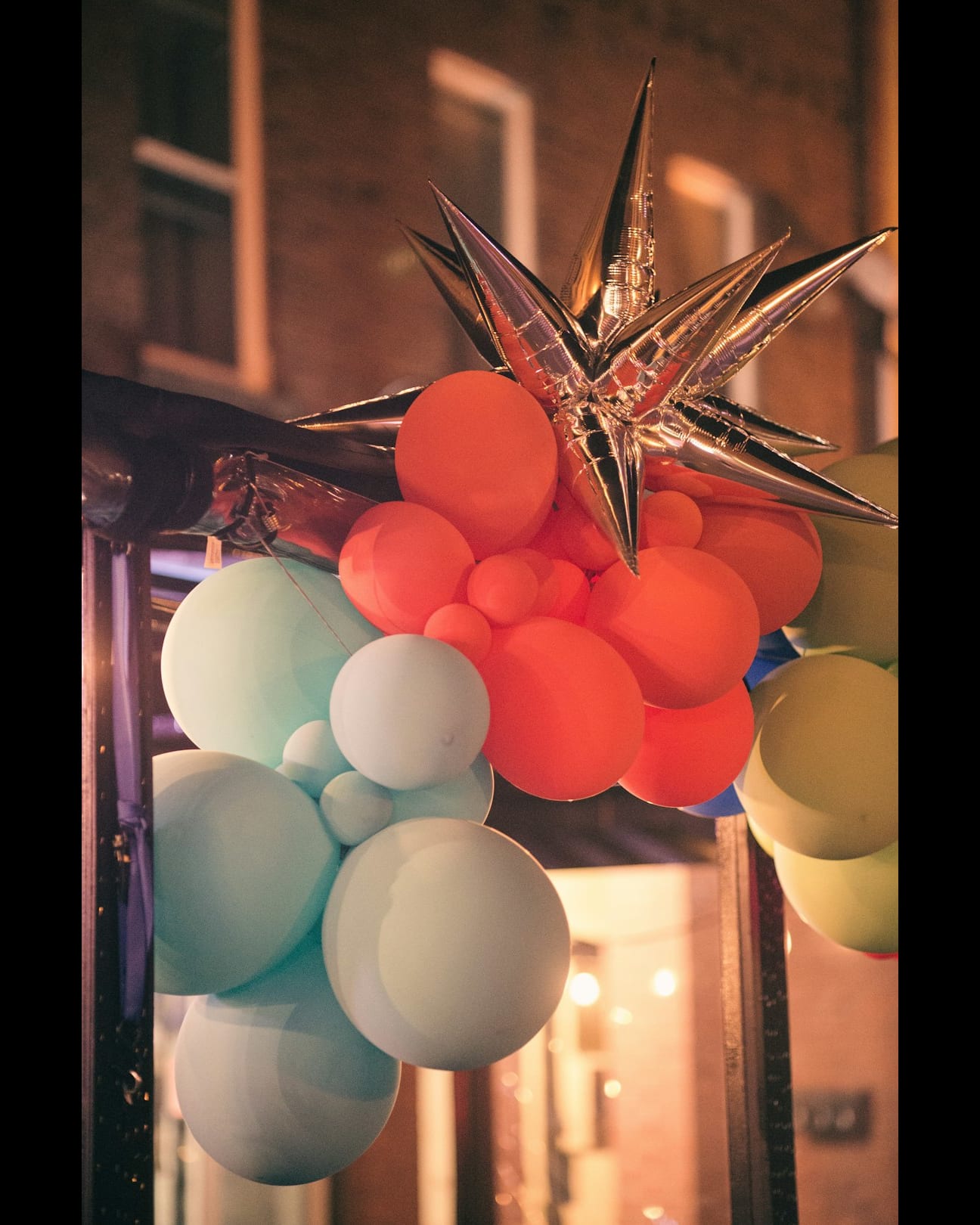 Want to add a sprinkle of magic to your balloons? Balloon tails are the way to go! 💖