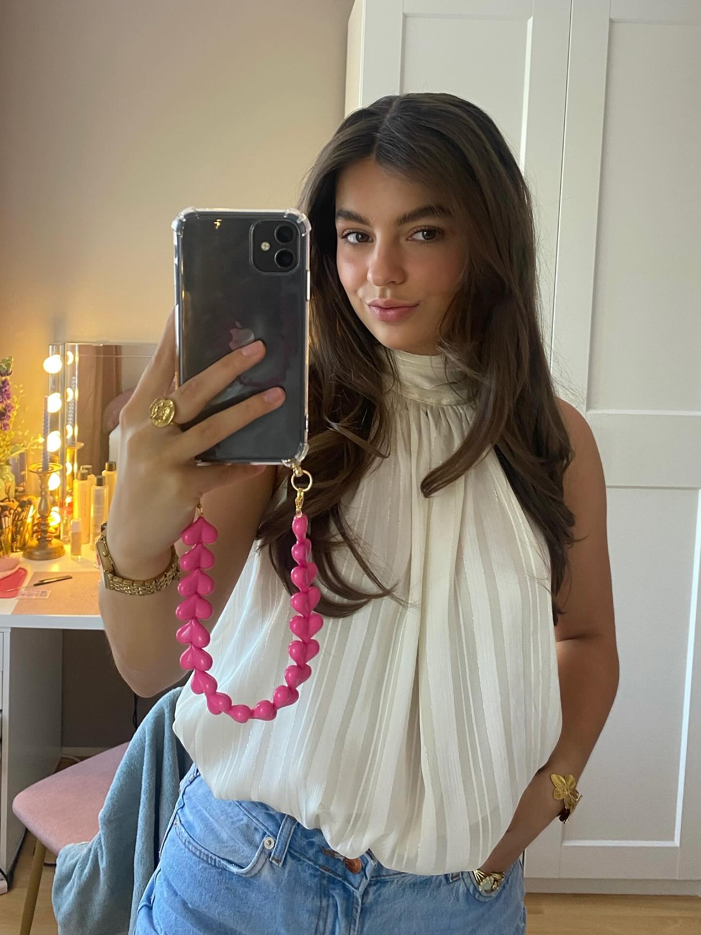 A phone cord made for mirror selfies 👄📸 @elvirazevenbergen #beso #handmade #pink #heart #phonecord #phone #cord #accessories