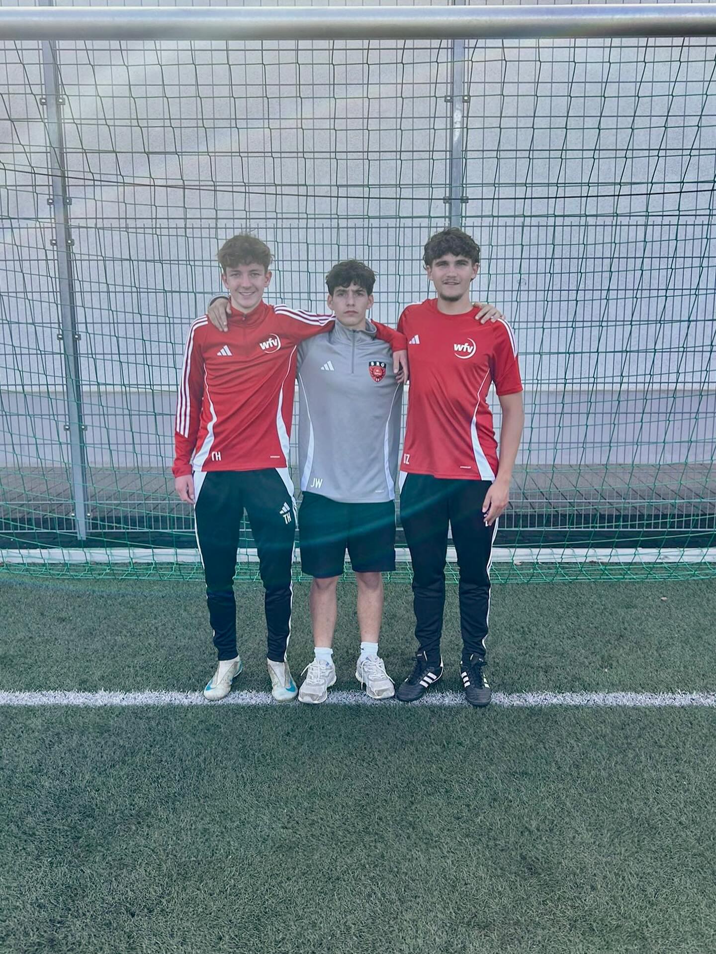 📍 Jung-Schiedsrichter-Lehrgang in Ruit
🗓️ 28. – 30. Juli 2025
Drei intensive Tage voller Theorie, Praxis und Austausch – unsere Schiedsrichter David Zäh, Julian Wegelin und Tom Hartmann waren beim Nachwuchslehrgang in Ruit mit dabei! 💪⚽
Auf dem Programm standen u.a.:
🔹 Regeländerungen 2025/26 & deren Umsetzung im Jugendspielbetrieb
🔹 Lauf- & Stellungsspiel (Praxis & Theorie)
🔹 Körpersprache, Spielanalyse & Regelauslegung
🔹 Austausch & Teambuilding auf und neben dem Platz
Ein großes Dankeschön an die Lehrwarte Leonardo Mimmo (@srg_sigmaringen) und Marco Heidrich (@srg_blautal_lonetal) für die top Organisation und die lehrreichen Einheiten! 🙌
#Schiedsrichter #wfv #Nachwuchslehrgang #TeamSpirit #SRG #RefereeLife #JungSchiedsrichter #Danke #srgreutlingen #schiedsrichter #dfbschiri #dfbschiedsrichter #fussball