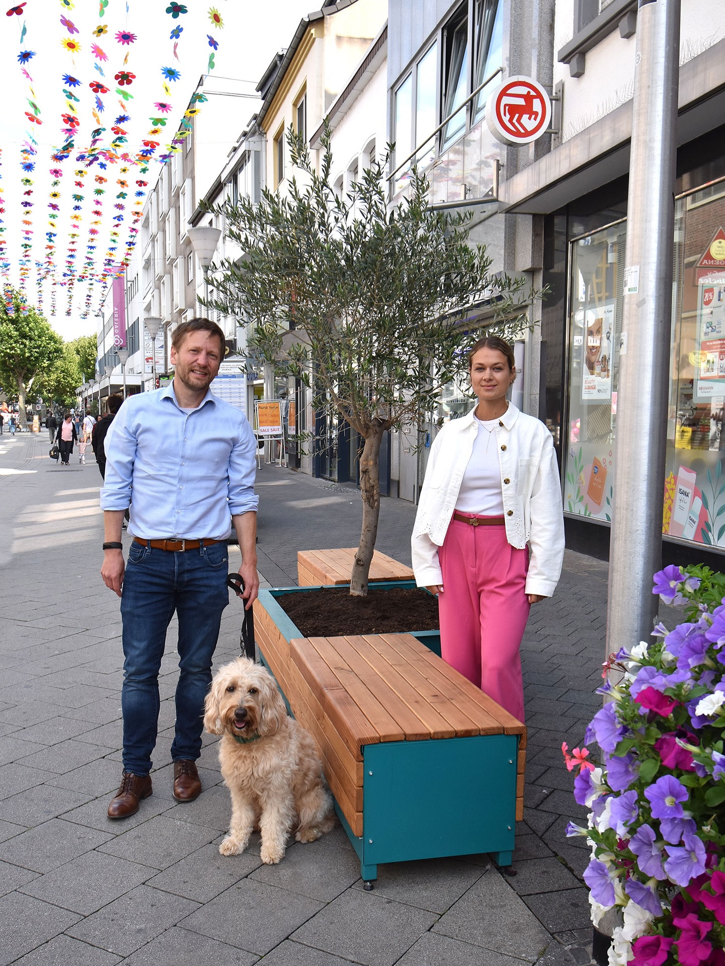 Neues Stadtmobiliar für die Dürener Innenstadt🪑🌿
-
Seit Juli laden neue Sitzgelegenheiten mit integrierten Pflanzkübeln in der Wirtel- und Kölnstraße zum Verweilen ein! Die modernen Holzmöbel verbinden Funktionalität mit Begrünung und sorgen für mehr Aufenthaltsqualität mitten in der City. 🌺
Sie wurden regional von einem Dürener Schreinerbetrieb produziert. Damit wird ein bewusstes Zeichen für Regionalität und Qualität gesetzt. Die robusten Holzelemente mit integrierten Pflanzkästen bieten nicht nur Sitzmöglichkeiten, sondern tragen im kleinen Rahmen auch zur Verbesserung des Mikroklimas und des Stadtgrüns bei. 🌱
Die Möbel wurden vom CityMa e.V. in Kooperation mit der WIN.DN GmbH angeschafft und sind ein weiterer gemeinsamer Beitrag zur Aufwertung der Dürener Innenstadt.
Nach der Sommersaison werden die Möbel eingelagert – und kommen im nächsten Jahr wieder zum Einsatz. Ein Gewinn für Innenstadt, Umwelt und das lokale Handwerk!