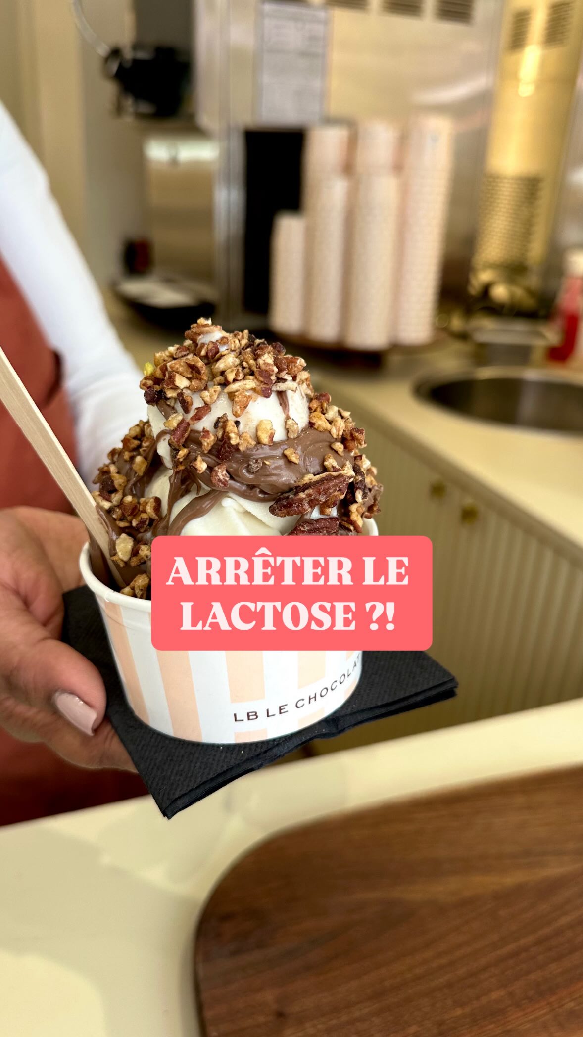 Arrêtez les produits laitiers? pas si vite !
⭐️J’entends de plus en plus : ‘j’ai arrêté les produits laitiers et le gluten ».
⭐️Si on est intolérant au lactose ou qu’on a une hypersensibilité ou une allergie aux protéines du lait, réduire ou arrêter sa consommation peut s’avérer une bonne chose.
⭐️Retenez que l’alimentation méditerranéenne réputée pour ses effets anti-inflammatoires et antioxydants n’est pas exemptée de produits laitiers. Mais de nouveau attention aux choix !
⭐️Consommer un yaourt fermenté ou du kéfir de lait ou encore du fromage de brebis permet d’apporter des protéines, des probiotiques, des vitamines anti-inflammatoires (vit A, D, E, K) et des graisses saturées (CLA) protectrices en termes de santé cardio-vasculaire.
⭐️Le lait de brebis est intéressant car se rapproche plus du lait humain et contient de la caséine A2 qui est meilleure pour la santé que la caséine A1.
⭐️Si vous consommez des produits à partir de lait de vache, visez des vaches de pâturage, un lait entier frais et dans des bouteilles en verre. Pas facile ! Mais j’en ai vu dans les supermarchés belges et français.
⭐️Par contre, si vous avez des troubles digestifs, il est possible que vous ayez une intolérance au lactose. Dans ce cas, divers tests existent.
⭐️Sachez qu’il ya tout de même des produits laitiers très pauvres en lactose. Si vous réagissez à des protéines du lait (IgG), l’éviction pendant quelques semaines, voire quelques mois peut s’avérer nécessaire.
⭐️Quels produits laitiers consommez-vous?
📚Je suis auteur de mon premier livre : La révolution du cétogène flexible. Maîtrisez votre santé à 360 degrés en vue de perdre du poids ».
——
#laitdevache lactose lait de brebis caséine inflammation alimentation méditerranéenne #nutriketoclub #mangermieux #mangersain intolérance au lactose #intolerance #lactose #sanslactose #mangersainementetsefaireplaisir #nutritionniste