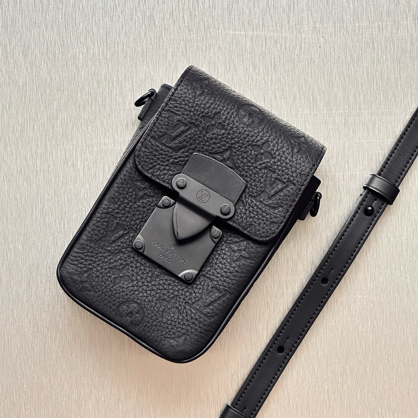 Secure your style with the LV S-Lock đ§Ą A sleek vertical wallet thatâs wearable, functional, and always on point. Perfect for hands-free luxury on the go.
For more information, please refer to the website link provided in the bio.
Listing no:
Opuluxe.sg is not affiliated to the brands featured. We are an independent consignment platform of authenticated luxury products. All trademarks and copyrights remain sole property of the brands.