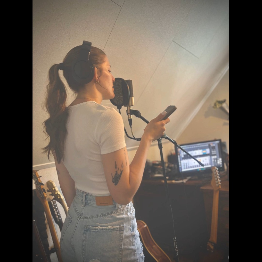 🎶 Super trots op deze getalenteerde meid! 😱
Een paar maanden geleden was het schrijven van een eigen nummer nog maar een droom – en kijk haar nu gaan! 🤩
Meerdere liedjes later begint ze nu echt haar eigen stijl te ontdekken, met haar meest recente nummer ‘Greedy’, samen opgenomen en geproduceerd tijdens de lessen van de afgelopen paar weken.
Go Eliza! Op naar de volgende! 🥳🎶🤩
#newmusic #youngmusician #youngtalent #student #musicschool #proud