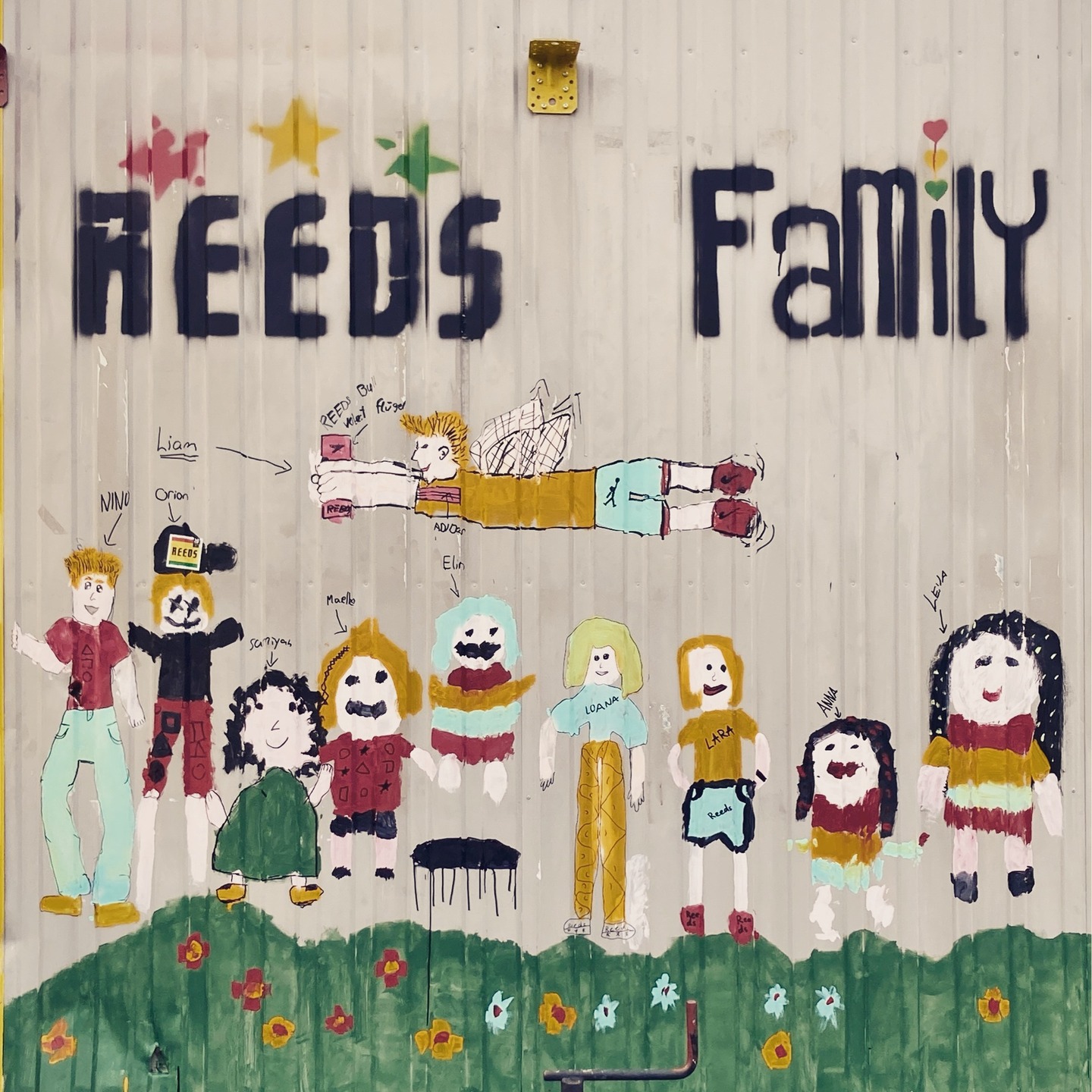 Das Reeds 2025 ist schon wieder vorbei, es bleibt ein Rückblick. (Dabei haben wir doch grad erst mit dem Aufbau angefangen – die Zeit fliiiiegt jedes Mal so schnell!)
Es war ein wunderbares Wochenende, einmal mehr. Petrus hat mitgespielt (mit einem kleinen Regenguss, ist ja Reeds, all good…😊), wir haben uumega viele Leute gehabt im und ums Reeds, uumega gut gegessen (aso ich zumindest) und uumega viel gelacht. 😍
Es hat alles funktioniert, wir hatten die allerbesten Helfer:innen. Ohne die? No way!! 💪
Die Artists waren begeistert von unserem Festival, dem Publikum, dem Vibe. Habt ihr auch einige von Ihnen im Publikum, am Märt, an der Bar getroffen?
Der Camping war wieder super sauber. Zwar nicht ganz so gut wie die letzten Jahre, aber hey, Ausreisser gibt’s mal. 😊
Ich glaube wirklich, die Reeds Family, wir alle, sind einfach biz anders. Wir meinens gut und machens gut. Nennt uns Idealisten, Träumer, barfüssige Hippies – recht habt Ihr! 😂 Wir sind stolz auf unser Reeds, wir gestalten es zusammen. Das Team, die Crowd, die Partner, die Artists – jedes Jahr schaffen wir gemeinsam ein unvergessliches Wochenende. Ich bin sehr glücklich, Teil dieses Ganzen zu sein und ich danke Euch allen von Herzen für Eure Energie und Liebe, für die vielen schönen Nachrichten und Rückmeldungen, für Euer Lächeln, für alle Umarmungen. 🥰
Auf ein neues Reeds, im nächsten Sommer!
❤️💛💚
#reedsfestival2025 #reedsfestival #reedsfamily #pfäffikonzh #pfäffikersee