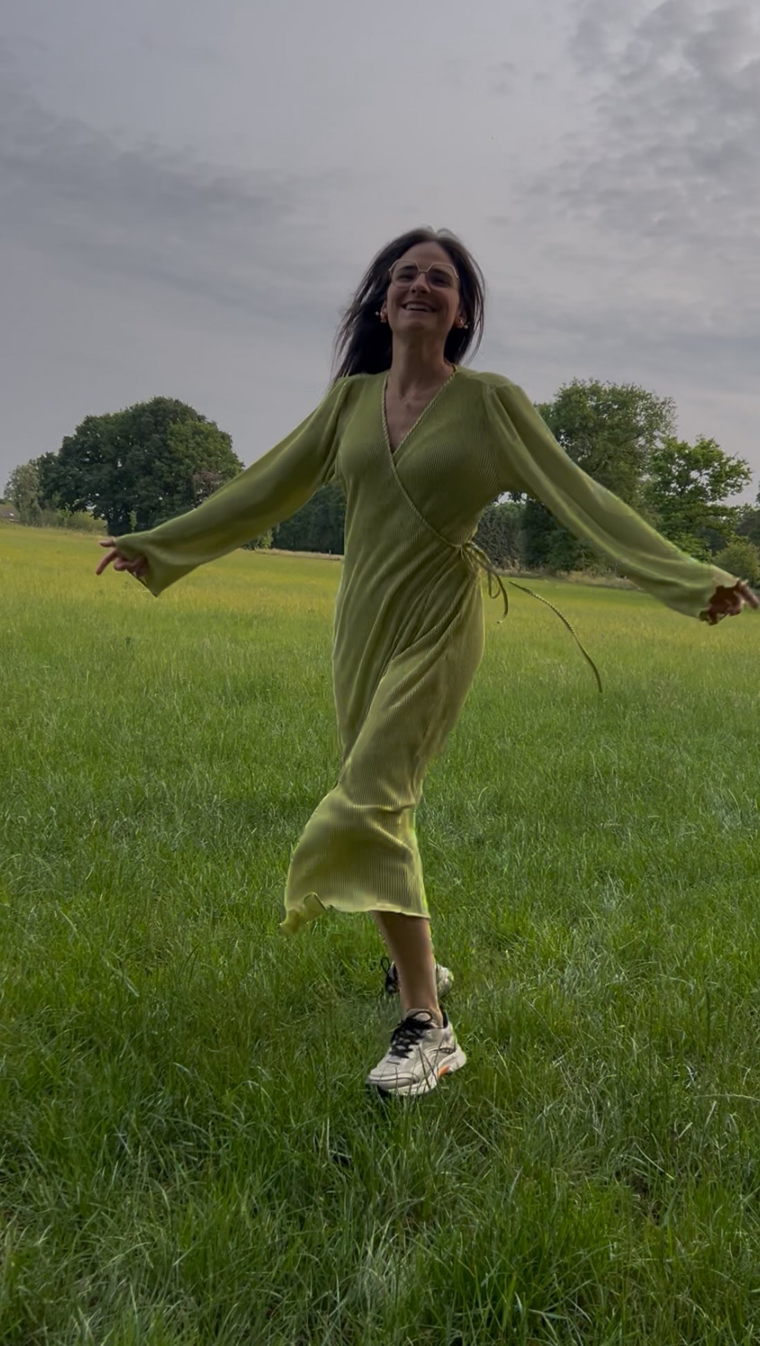 Wij zijn de generatie die heel wat ouds aan het doorbreken is.
We zijn vaak opgegroeid met afstand, weinig fysiek contact, aanpassen, sterk moeten zijn, tranen verbijten, goed zijn voor de buitenwereld…
En nu staan wij hier.
Met kinderen die voelen, spiegelen en ons uitnodigen om terug te komen bij onszelf.
Elke laag die je van jezelf terughaalt,
brengt je dichter bij hen.
En dichter bij wie je eigenlijk altijd al was diep vanbinnen. ❤️
Deze video is een herinnering aan wat er mogelijk is wanneer jij weer in verbinding leeft met jezelf — en van daaruit met je kind.
Leven van binnen naar buiten.
Connectie met jezelf.
Een leven vanuit pure emotie en vrijheid 🌈
Voel jij ook dat jij degene bent die de patronen doorbreekt?
Reageer met een “🔥”