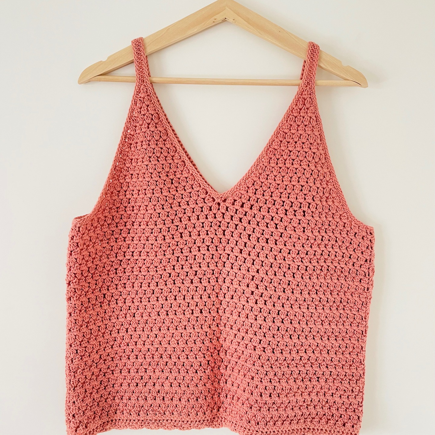 🌸 Ich hoffe sehr, dass der Sommer nochmal zurückkommt.☀️ Denn ein weiteres neues Häkeltop ist fertig geworden und wartet darauf getragen zu werden.
Gehäkelt habe ich wieder mit dem super weichen Bamboo Garn von myboshi. 🧶🎋
Die Anleitung ist auch schon in Arbeit und ich hoffe, dass sie bald fertig ist und ihr das Top noch für diesen Sommer häkeln könnt. 🤓
Drücken wir die Daumen für einen schönen langen warmen Sommer ☀️.
#häkeltop #sommertophäkeln #myboshi #häkelnmachtglücklich #häkeln #trägertop #oberteilhäkeln #häkelanleitung #bambusgarn #sommertop