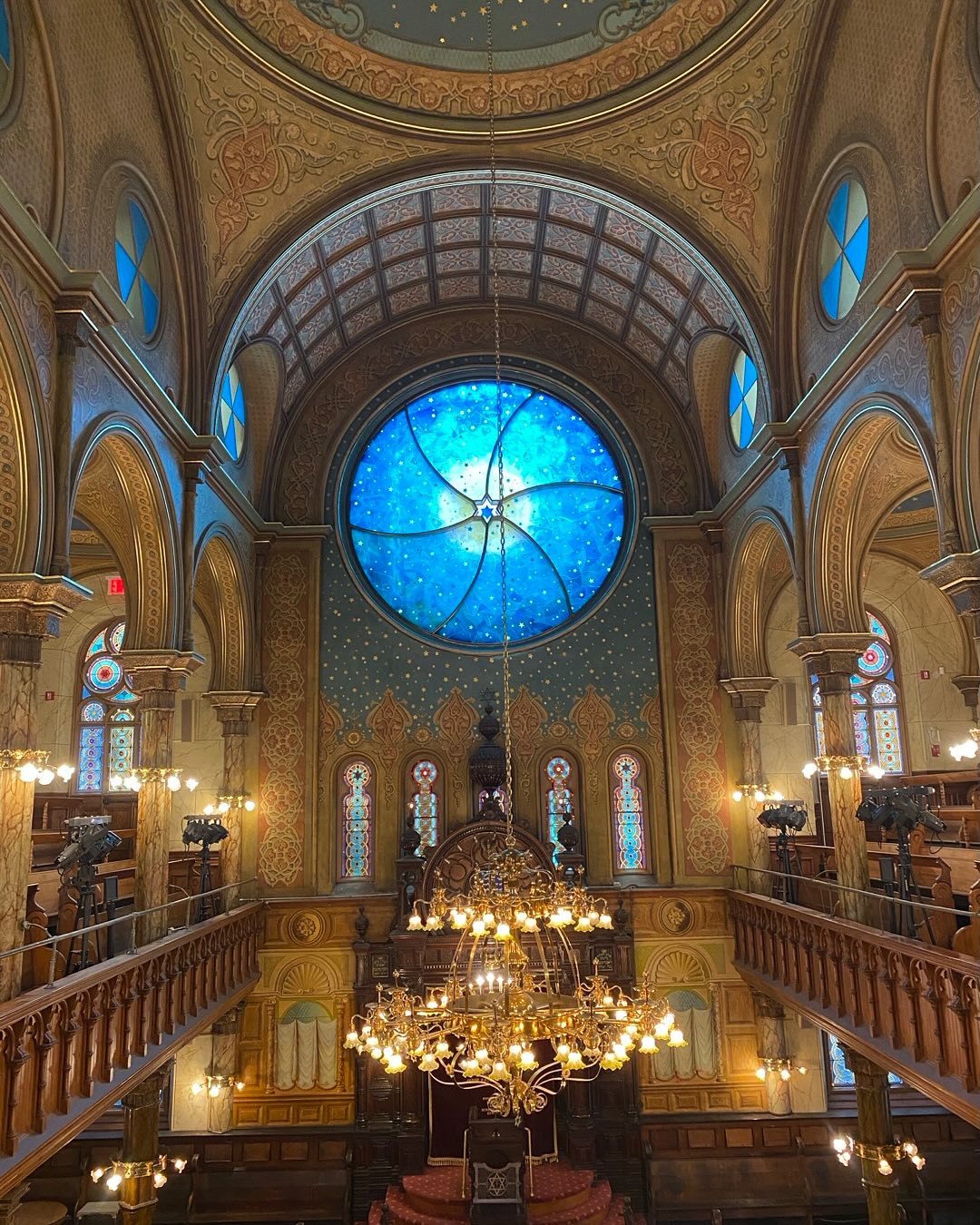 📍Nichée dans une ruelle discrète de Chinatown, la superbe synagogue Eldridge Street est un véritable trésor caché 🕍✨
Son architecture unique et son histoire fascinante valent vraiment le détour !
👉 Envie de la découvrir ? Écrivez-moi pour organiser votre visite ! #NewYorkSecrets #ChinatownNYC #EldridgeStreetSynagogue #VisiteGuidéeNYC