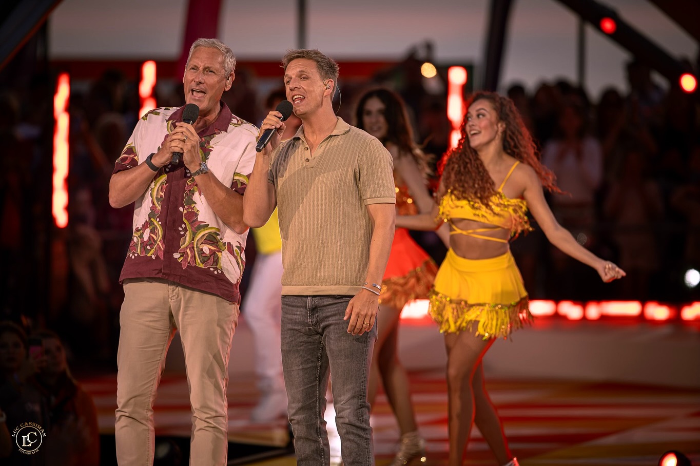 Our dancers bringing the sunshine to @gertverhulst & @jamescooke1984 ‘s show at Tien Om Te Zien ☀️💿 #tienomtezien #totz #gertverhulst #jamescooke #samson #samsonengert #dancer #dance #entertainment #professionaldancer #commercialdance #vtm #westende fotografie: Luc Cassiman