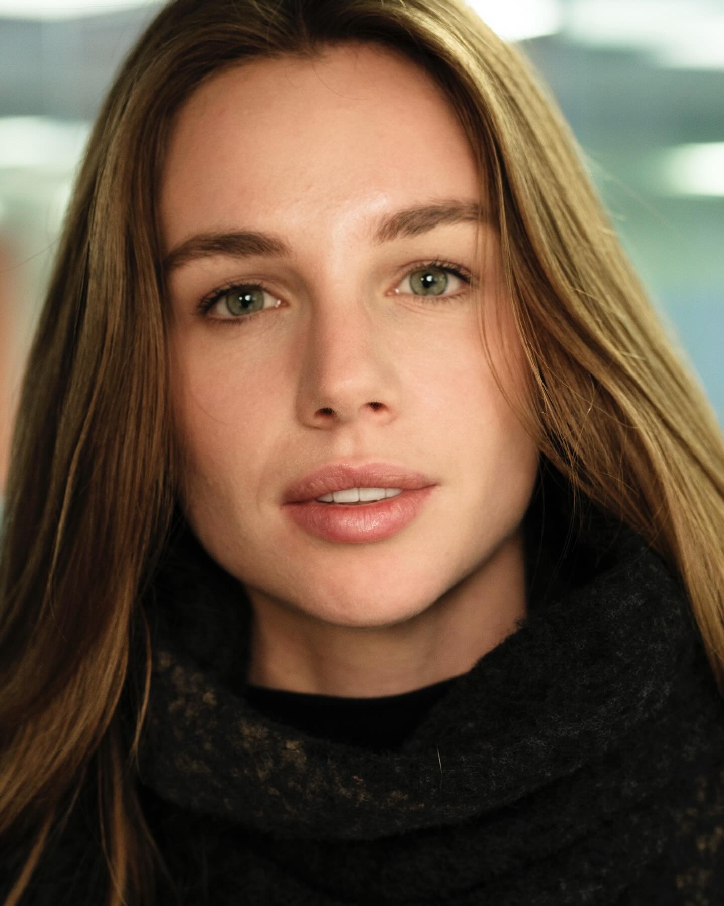 @eliscaglioni en este nuevo retrato de estos 30 días. En este caso aprovechando una ventana para hacer 3 iluminaciones bien distintas. Que las disfruten! @tripodes.cl @fujifilmx_cl_oficial #retratos