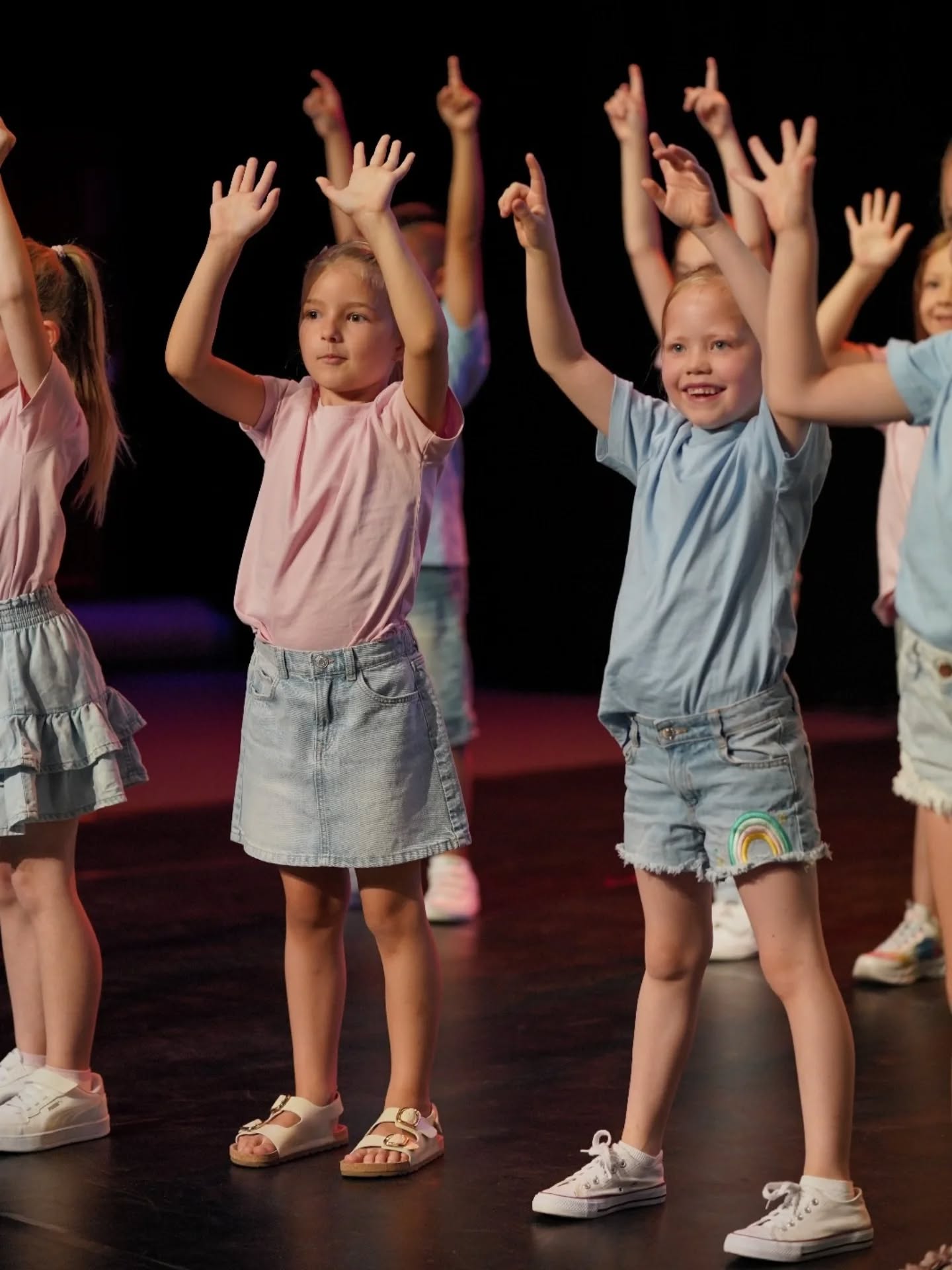 Unsere Fireflies🐝
Unsere jüngsten SpotLight Kids von 6 bis 8 Jahren haben bei den Sommerkonzerten performt wie die großen. Auch die Solos waren magamäßig. Wir sind so stolz auf diese Nachwuchstalente 👏