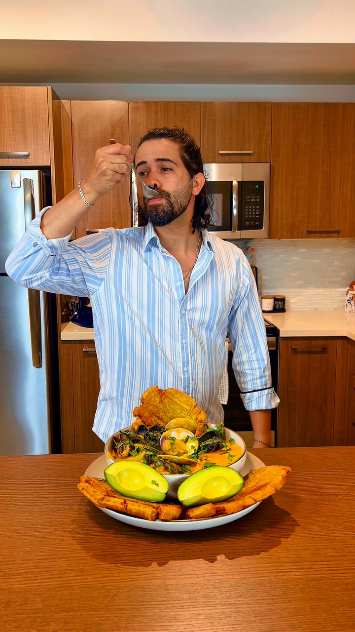 Una cazuela de mariscos bien hecha… no necesita presentación.
Solo una buena base, mariscos frescos y tiempo para que agarre sabor.
Este viernes a las 6:00 pm subo la receta completa.
Si te gusta cocinar o simplemente te gusta comer sabroso, no te la pierdas.
#CazuelaDeMariscos #TremendaReceta #CocinaConSabor #RecetasDelMar #ComidaLatina