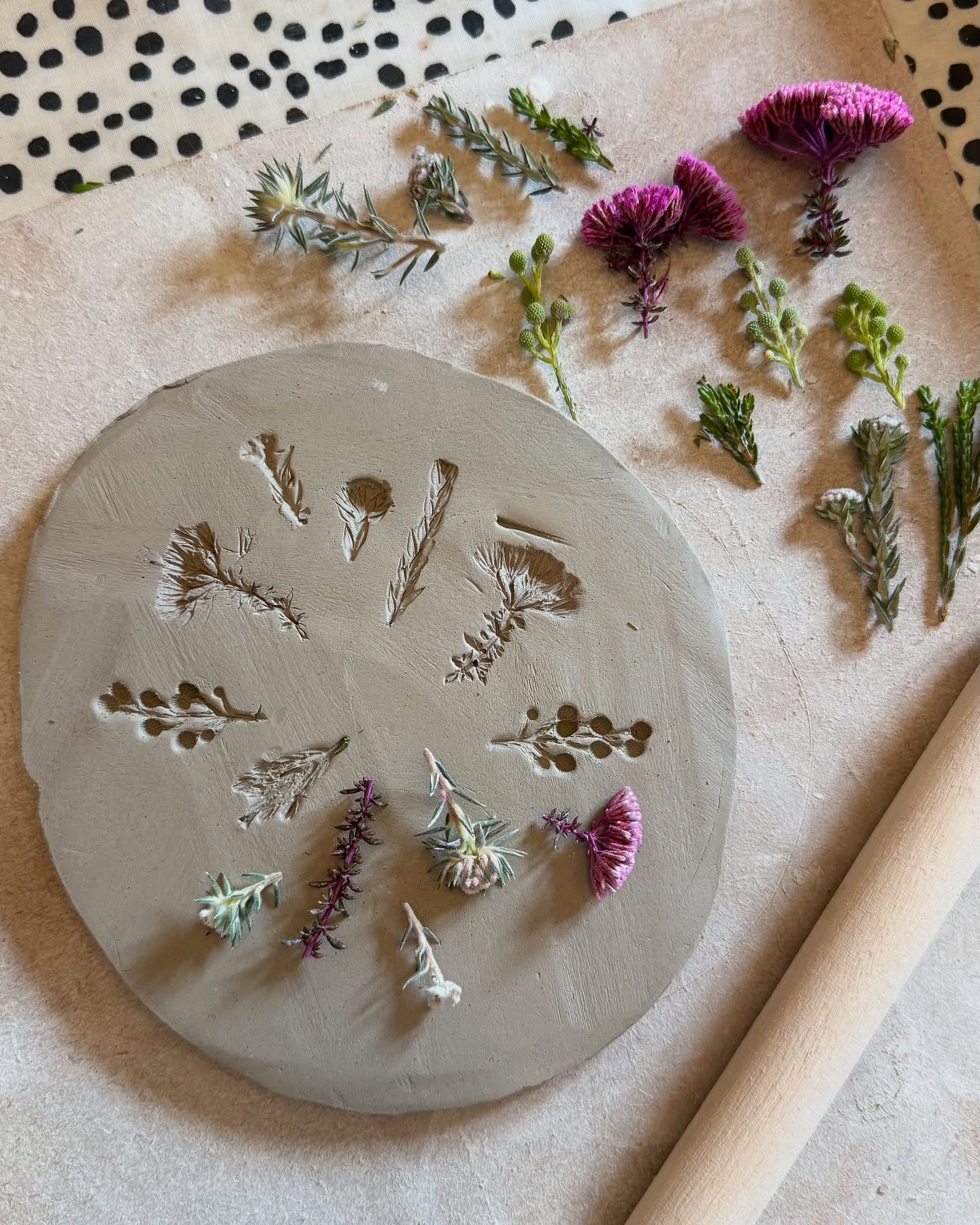 It’s been a busy month and I’m obviously very confused of what season it is 👻🎃🎄
Flower pressing into clay 🌸
First workshop in Leeds ✨(Back in October for pumpkin season)
Glaze tests looking delicious🤤
Glaze test fails🥴
Finished & glazed burners from Elsie Moss Botanical double workshop last month 💖
Wholesale order for @willowandthymehomefragrance 💗
Pumpkin making 🎃
Christmas houses workshop samples ✨
Went to a meeting and came back with a veil 👰
Immortalised dogs in clay 🐾
Finally, my fave workshop ever… Fruit plates 🍋
July, you’ve been a blast!
#sheffieldmaker #sheffieldworkshops #whatsoninsheffield