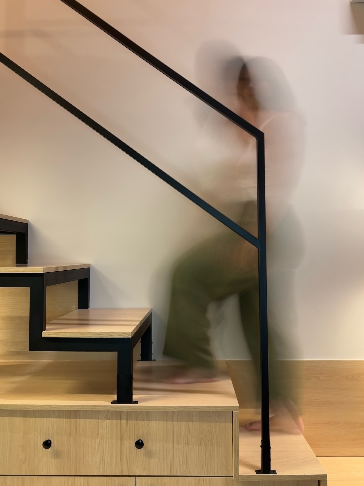 Agora, um pouco mais de detalhes desse studio compacto e cheio de personalidade.
⠀
Com apenas 25m² e um pé-direito generoso de 3,70m, conseguimos aproveitar cada centímetro: o quarto foi para o mezanino em estrutura metálica, liberando espaço para integrar os outros ambientes.
⠀
O projeto foi pensado para refletir o estilo de vida da cliente, com soluções inteligentes e acolhedoras: uma mesa/aparador atrás do sofá marca a transição entre os espaços, o home office e a estante para livros ganharam lugar de destaque, e cada escolha de cor — dos verdes aos tons terrosos, passando pelo teto rosa — ajuda a criar um clima aconchegante e leve.
⠀
Participei de tudo: do conceito ao pós-obra. Sou Gabriela, engenheira civil e designer de interiores, e tive o prazer de desenvolver esse projeto com olhar técnico e sensível, pensando sempre na funcionalidade e no bem-estar.
Curtiu o resultado? Me chama para pensar juntos no seu espaço.
#StudioDecor #DesignDeInteriores #ReformaCriativa #EspaçosPequenos #Mezanino
#PaletaTerrosa #TetoColorido #VerdeNaDecoração #CoresNaArquitetura #ApartamentoComPersonalidade
#DesignSP #InterioresSP #EngenheiraEDesigner #ProjetoAutoral
#TransformacaoDeEspaco #DecorQueInspira #homegoals