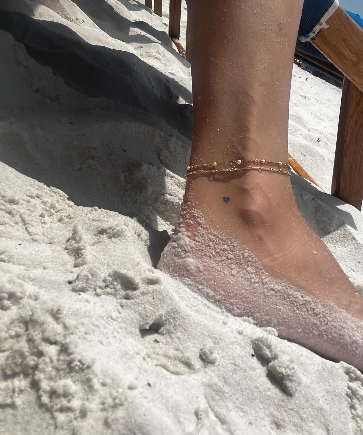 Sand in my toes, sparkle on my ankle! #watercolorfl #santarosabeach #permanentjewelry