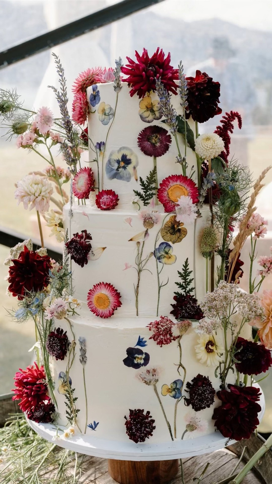 Love in every detail: rust tones, boho flair, cottage core magic. 📸 Luisa Apanui Photography