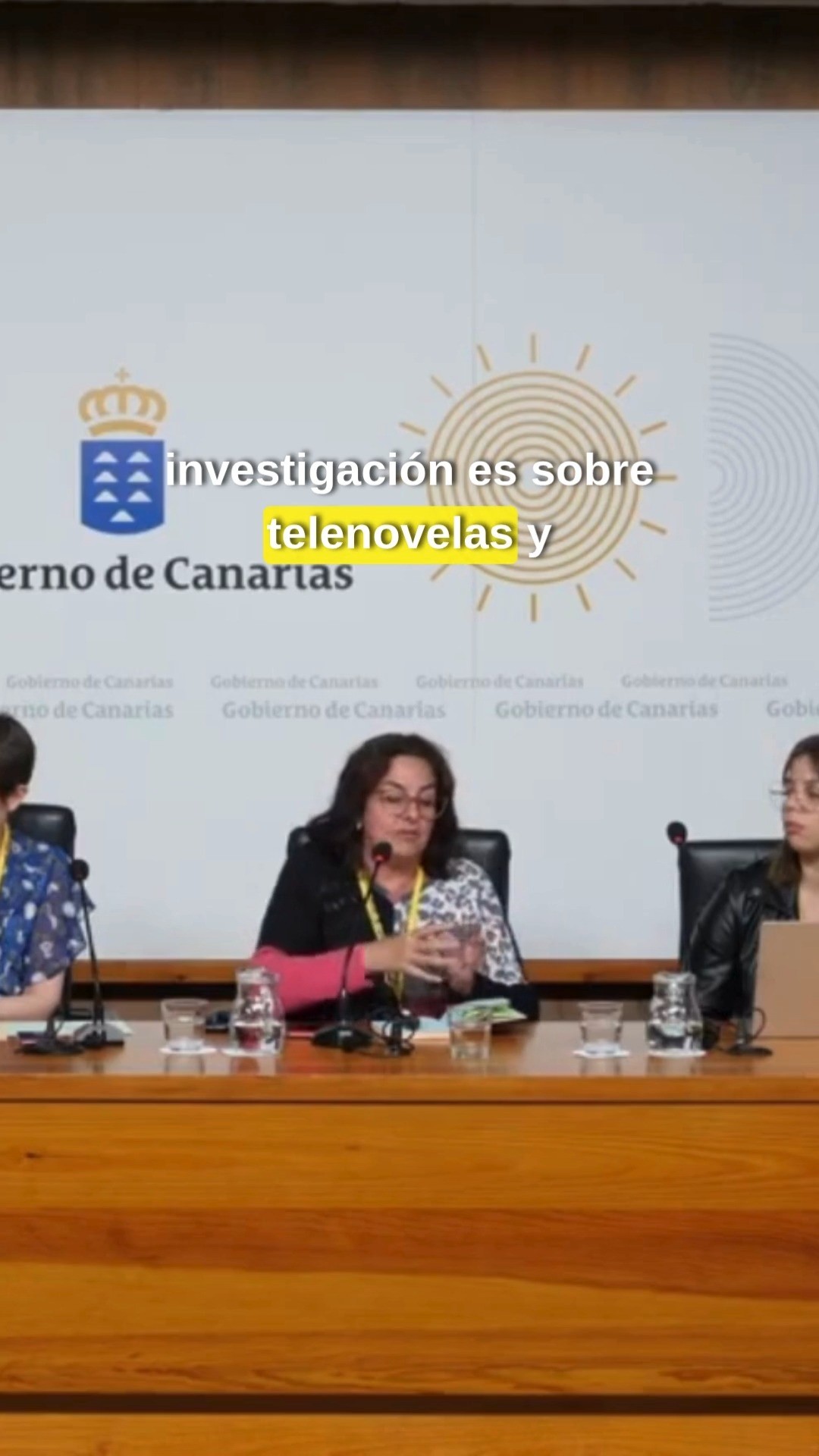 Lorena Antezana, profesora de la una de las entidades colaboradoras en 2025, la Facultad de Comunicación e Imagen en la Universidad de Chile ( @uchile ), presentó su investigación sobre el protagonismo de las mujeres como figuras centrales en las ficciones televisivas históricas chilenas, en especial aquellas destinadas a plataformas de streaming.
Su comunicación se centró en cómo estas producciones responden tanto a las transformaciones de la industria como a las sensibilidades sociales, marcadas por los movimientos feministas y acontecimientos históricos como la dictadura de Augusto Pinochet.
A partir del estudio de las series Los archivos del cardenal (TVN, 2011–2014) y Vencer o morir (Amazon Prime, 2024), se exploran dos relatos protagonizados por mujeres que resistieron desde la lucha armada, basados en hechos reales y dirigidos a públicos distintos: uno nacional y otro global.
Puedes ver la intervención completa en el canal de YouTube del Congreso H: https://youtu.be/YPQhMGjMrdM
#FicciónHistórica #SeriesChilenas #Streaming #Memoria #Feminismo #MujeresProtagonistas #CongresoH #TelevisiónLatinoamericana #HistoriaYMedios