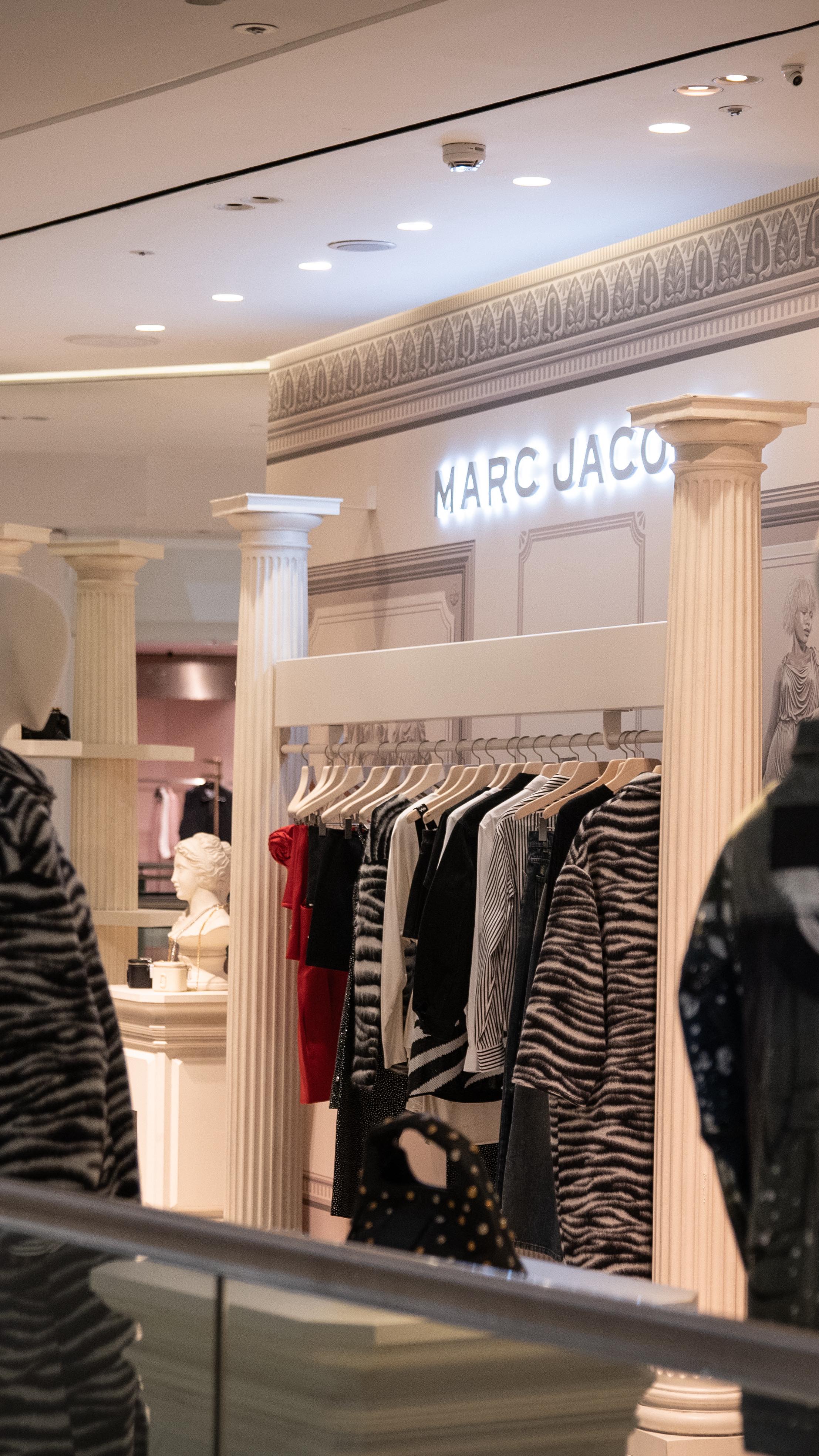 There’s something about seeing it all in motion. 🎥✨ …. Who else is still obsessed with this display? I know we are 🙋♀️
All made and installed by Stylo for Marc Jacob’s - from MDF plinths and fabric walls to stunning fibreglass statues and hand-painted busts 🎨
#marcjacobs #retaildesign #fashionretail #instoredisplay