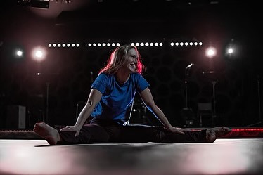 ESITTELYSSÄ: Tanssimaraton opettajat vol. 1✨
Groove Jazz – Janika Tuunainen
Janika Tuunainen on Turun AMK:n Taideakatemiasta keväällä 2020 valmistunut tanssinopettaja. Tuunaisen tausta tulee rytmisen voimistelun ja joukkuevoimistelun puolelta, jossa hän kilpaili monta vuotta tavoitteellisesti. Myöhemmin kuitenkin tanssi vei voiton aina ammattiin saakka. Tuunainen kertoo tanssivansa, koska se antaa iloa ja hyvää oloa, sekä haastaa jatkuvaan kehitykseen. Hänen mukaan tanssissa onkin parasta se, ette se antaa mahdollisuuden tutustua itseensä uudella tavalla ja löytää itsestään uusia puolia. Opettamisessa Tuunaiselle tärkeää on tarjota tunneilla haasteita mutta myös paljon onnistumisen iloja. Opetustyössä rikkaus on nähdä oppilaiden kehittyvän ja innostuvan tanssista.
@janikajuuulia
📷: Touko Helanen
Baletti – Heidi Wasko
Heidi Wasko on energinen, iloinen ja positiivisella tavalla tarkka opettaja. Wasko on valmistunut Kuopiosta tanssinopettajaksi (AMK) ja on opettanut kaiken ikäisiä vuodesta 1994. Hänen intohimonsa on baletti ja sen haasteet, jotka on tehty selätettäväksi. Waskon tunneilla keskitytään tarkkoihin linjauksiin hauskanpitoa unohtamatta.
@heidi_wasko
📷: Aleksi Aromaa
#tehdastanssii #festivaali #hämeenlinnankaupunki #groovejazz #baletti