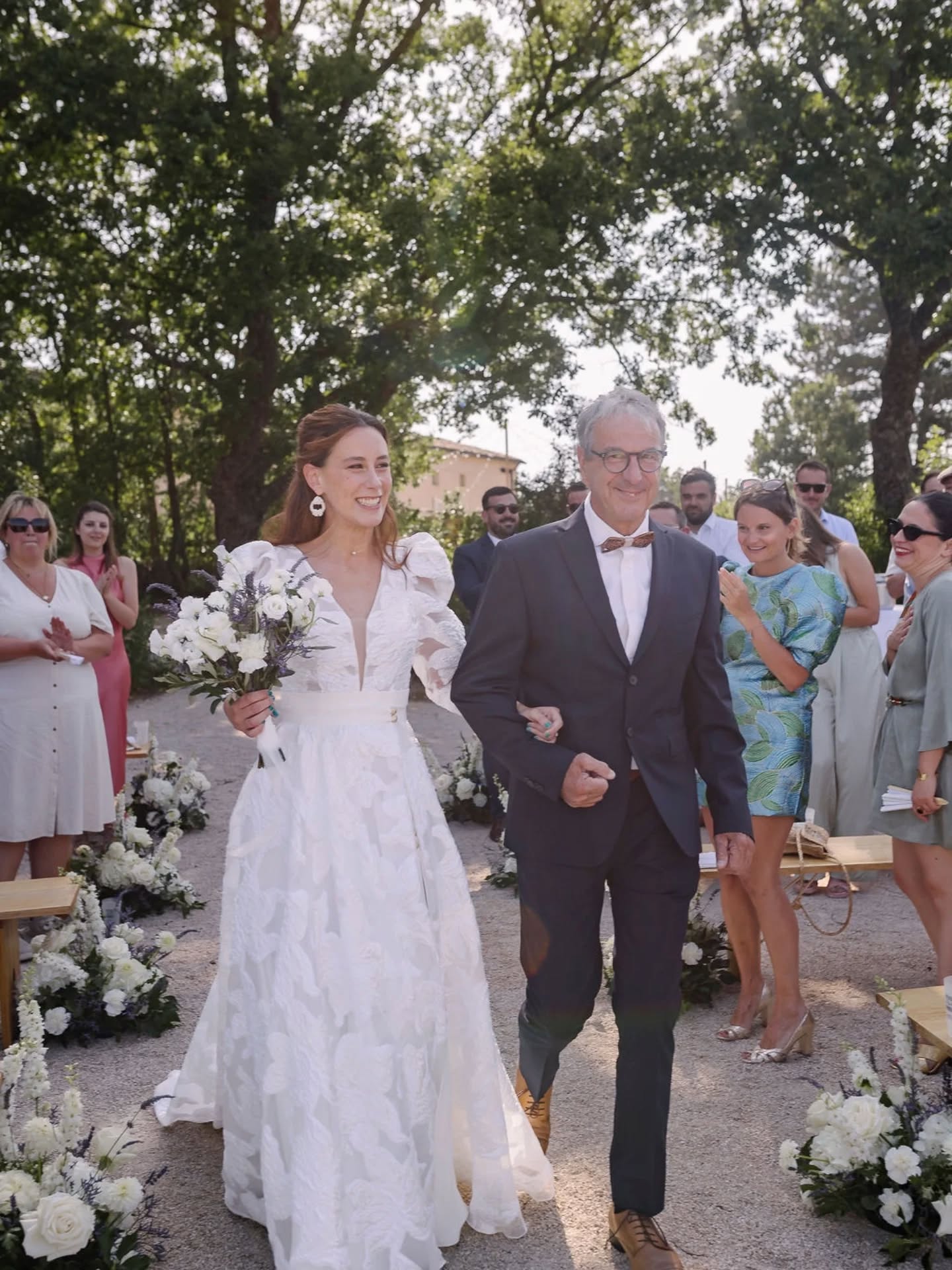 🪻 J & N 🪻
Une cérémonie laïque remplie d'émotions. Ils sont passés des rires aux larmes, et c'est ça qu'on veut ressentir 🤌🌿
Lieu: @lagrangedejavon
Photographe: @allekza
Fleuriste: @melaine.bois.fleuri
Mariée: @justinebidard
#fleuriste #flowers #frenchweddings #flowerlovers #fleursmariage #fleuristeevenementiel #flowerarrangement #mariage #madeinprovence #mariageenprovence #weddingbouquet #weddingprovence #weddingsouthoffrance #ceremony #ceremonielaique