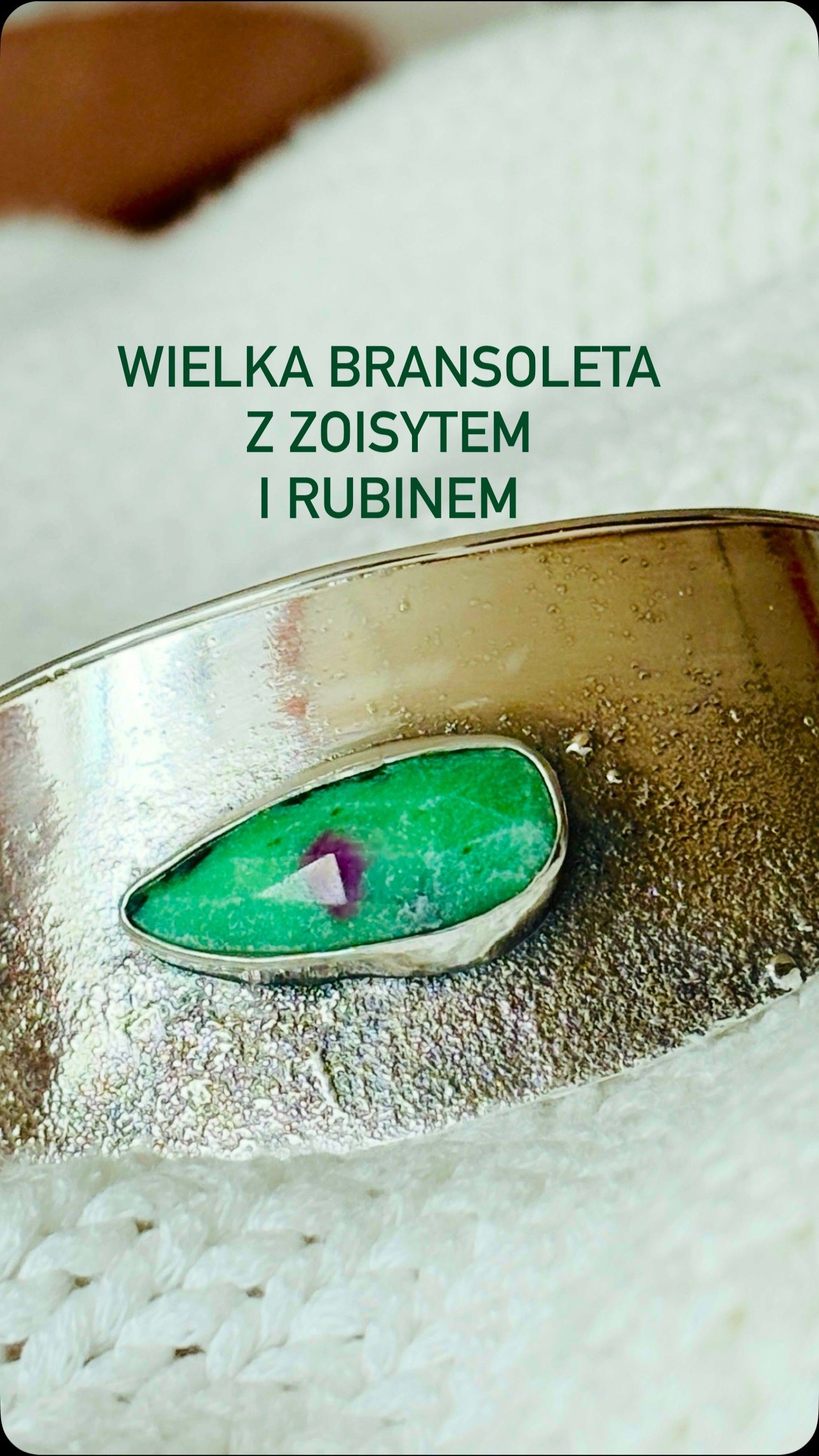 Masywna, czerniona bransoleta z fasetowanym zoisytem z rubinem. Powstała na specjalne zamówienie, jako prezent dla wyjątkowej kobiety.
Srebro próby 925 poddane prawdziwej próbie ognia.
Jeśli chciałabyś lub chciałbyś stworzyć dla siebie lub bliskiej Ci osobie wyjątkowy prezent po prostu napisz dm.
#bizuterianazamowienietorun #bizuteriamodowa #bizuteriatoruń #bizuteriaartystyczna #bransoletka #bransoletazkamieniami #bransoleta