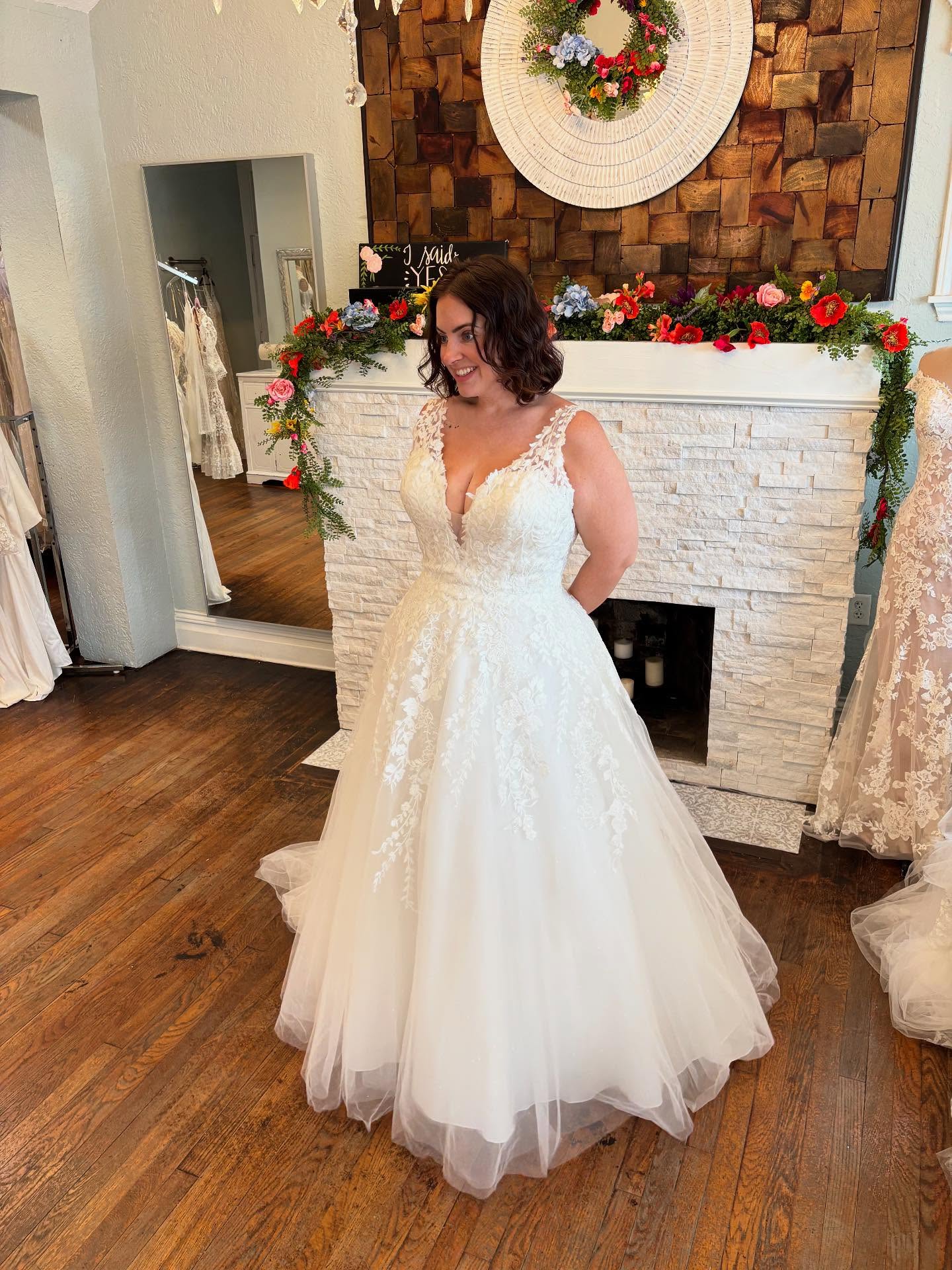 Okay bestieeee 😍 this dreamy lace moment is giving main character energy!
She’s flirty, floral, and ready to twirl down the aisle 💐💫
Come try her on before someone else says “yes” first 👀
Size 18 $1400