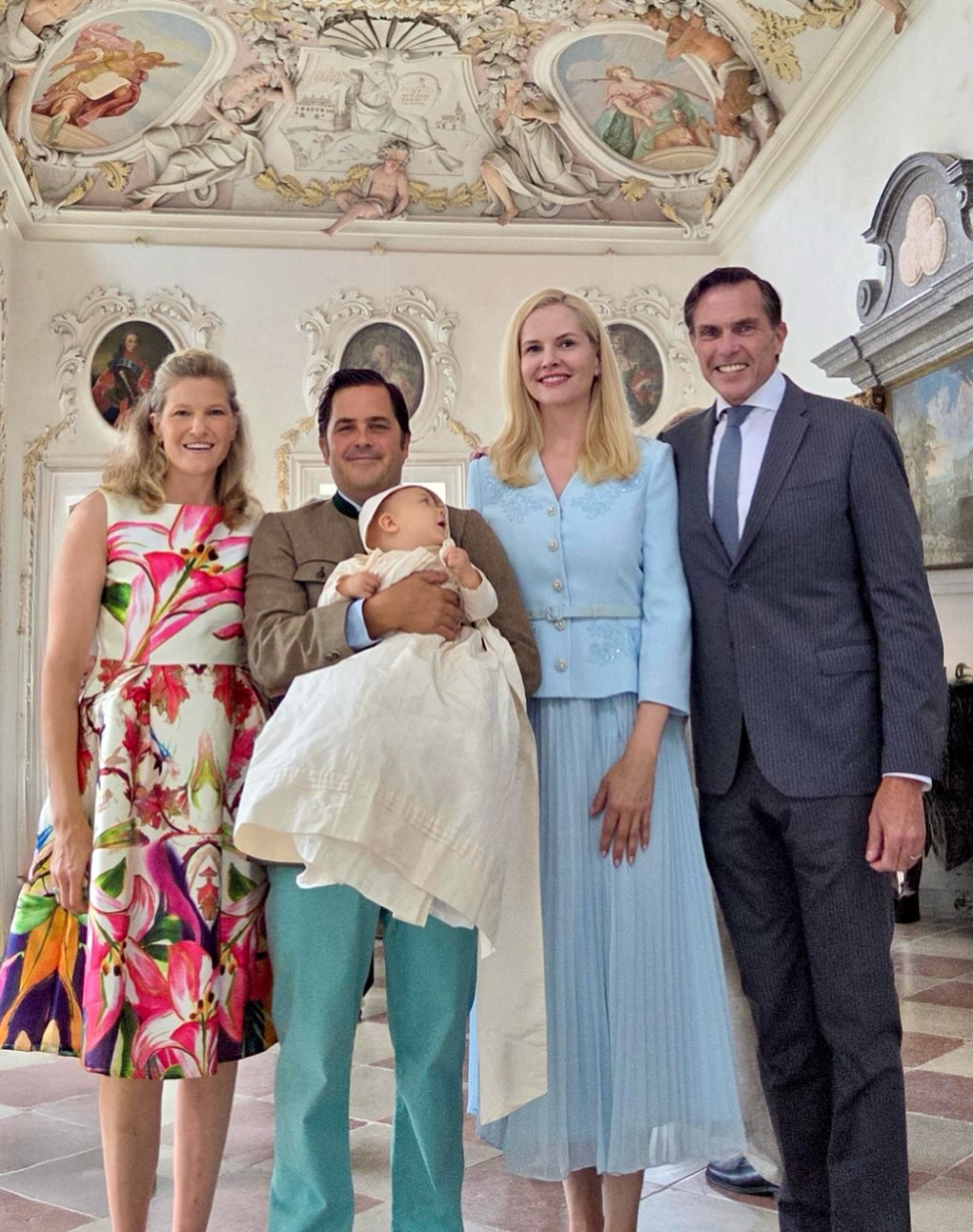 Baptême de notre cher neveu, le Prince Nicolas, fils du Prince François et de la Princesse Theresa, une journée lumineuse, pleine de grâce, de ferveur et d’émotion partagée en famille, au château de Schönach, Bavière.
Bienvenue dans la grande famille des enfants de Dieu, cher Nicolas. Que l’amour de Dieu t’accompagne toute ta vie. 💫🙏👶
*****************************************
#Baptême #Famille #Foi #Bavière #Joie #Tradition #fierdetrechretien #charlesphilippedorleans #princecharlesphilippedorleans #princecharlesphilippe #princedorleans #ducdanjou #naomidorleans #naomivaleskadorleans #princessenaomidorleans #princessenaomi #princessedorleans #duchessedanjou #dynastiecapetienne #huguescapet #maisonroyaledefrance #france #monarchy #royalfamily