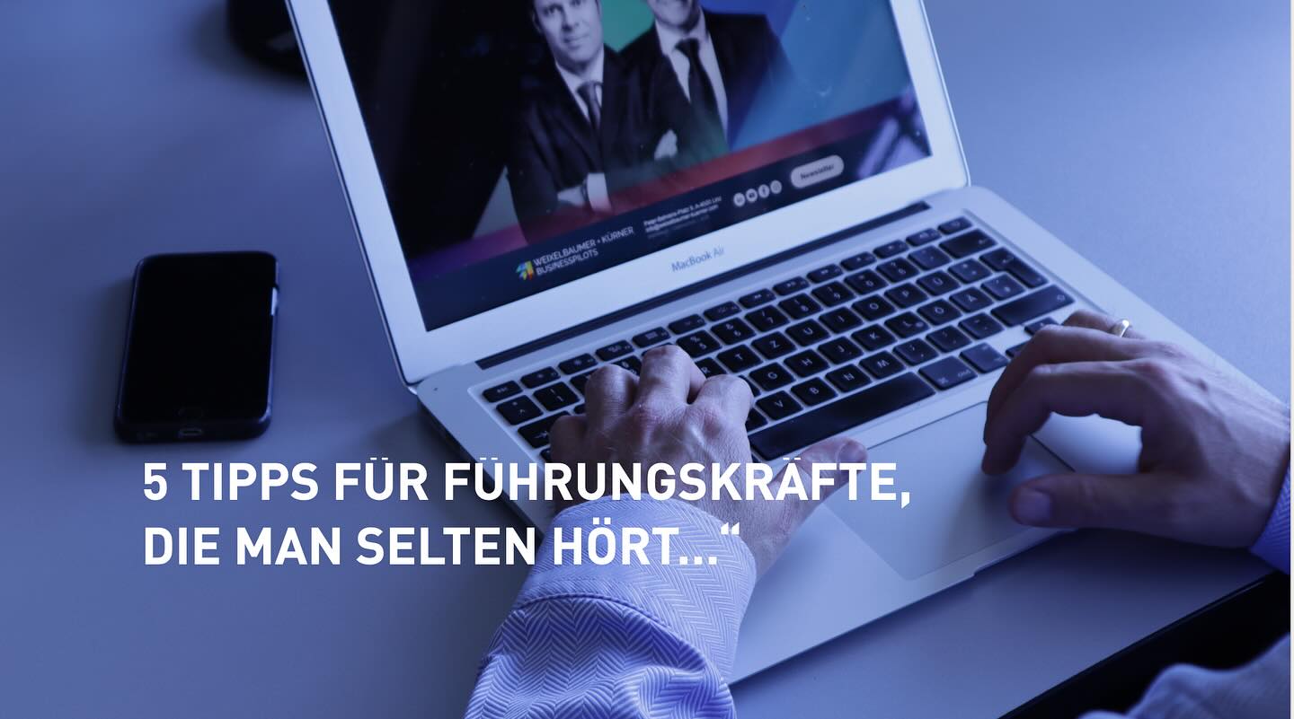 5 𝐓𝐢𝐩𝐩𝐬 𝐟ü𝐫 𝐅ü𝐡𝐫𝐮𝐧𝐠𝐬𝐤𝐫ä𝐟𝐭𝐞, 𝐝𝐢𝐞 𝐦𝐚𝐧 𝐬𝐞𝐥𝐭𝐞𝐧 𝐡ö𝐫𝐭…
1. 𝐏𝐟𝐥𝐞𝐠𝐞 𝐝𝐞𝐢𝐧𝐞𝐧 𝐄𝐧𝐞𝐫𝐠𝐢𝐞𝐡𝐚𝐮𝐬𝐡𝐚𝐥𝐭 - 𝐄𝐧𝐞𝐫𝐠𝐢𝐞 𝐢𝐬𝐭 𝐝𝐞𝐢𝐧𝐞 𝐒𝐜𝐡𝐥ü𝐬𝐬𝐞𝐥𝐫𝐞𝐬𝐬𝐨𝐮𝐫𝐜𝐞
Es ist für mich der Klassiker, dennoch findet der Aspekt für seine Bedeutung zu wenig Aufmerksamkeit: Führung ist Dauerleistung. Und Führung braucht Energie. Wer sich als Führungskraft selbst auslaugt und seine Batterien nicht richtig auflädt, macht es doppelt suboptimal – für seine eigene Gesundheit. Und für sein Team.
2. 𝐖𝐞𝐫𝐝𝐞 𝐮𝐧𝐛𝐞𝐪𝐮𝐞𝐦 𝐞𝐡𝐫𝐥𝐢𝐜𝐡 - 𝐳𝐮 𝐝𝐢𝐫 𝐬𝐞𝐥𝐛𝐬𝐭
Die härtesten Gespräche, die Sie führen müssen, sind die mit dem eigenen Spiegelbild. Wie ist die eigene Performance? Ist man ein gutes Vorbild? Wo können/müssen Sie noch lernen? Was war schlecht?
3. 𝐙𝐞𝐢𝐠 𝐝𝐞𝐢𝐧𝐞𝐦 𝐓𝐞𝐚𝐦, 𝐰𝐢𝐞 𝐝𝐮 𝐝𝐞𝐧𝐤𝐬𝐭 - 𝐧𝐢𝐜𝐡𝐭 𝐧𝐮𝐫, 𝐰𝐚𝐬 𝐝𝐮 𝐭𝐮𝐬𝐭
Auch wenn oder gerade weil aktuell viele davon sprechen, dass wir von einer werteorientierten in eine stärkeorientierte Welt schlittern: Leben Sie Werte, zeigen Sie das Ihrem Team aber nicht nur durch Vorleben und Tun. Sondern schaffen Sie Transparenz in Sichtweisen und Denkprozessen. Das bildet Vertrauen und Haltung. Und formt ein schlagkräftiges Team.
4. 𝐋𝐞𝐫𝐧𝐞, 𝐬𝐨𝐮𝐯𝐞𝐫ä𝐧 𝐦𝐢𝐭 𝐍𝐢𝐜𝐡𝐭𝐰𝐢𝐬𝐬𝐞𝐧 𝐮𝐦𝐳𝐮𝐠𝐞𝐡𝐞𝐧
Viele Führungskräfte wollen der Welt beweisen, dass sie alles wissen. Sie müssen aber nicht alles wissen. In Zeiten von KI-Systemen erst recht nicht. Aber Sie sollten als Führungskraft Ihr Business kennen. Und bleiben Sie lernbereit, fragend und teamorientiert: Feilen Sie ständig daran.
5. 𝐏𝐟𝐥𝐞𝐠𝐞 𝐦𝐢𝐧𝐝𝐞𝐬𝐭𝐞𝐧𝐬 𝐞𝐢𝐧𝐞𝐧 𝐞𝐡𝐫𝐥𝐢𝐜𝐡𝐞𝐧 𝐒𝐩𝐚𝐫𝐫𝐢𝐧𝐠𝐬𝐩𝐚𝐫𝐭𝐧𝐞𝐫 𝐚𝐮ß𝐞𝐫𝐡𝐚𝐥𝐛 𝐝𝐞𝐫 𝐎𝐫𝐠𝐚𝐧𝐢𝐬𝐚𝐭𝐢𝐨𝐧
Was ein bisschen nach Vertriebskommunikation eigener Leistungen klingt, hat zutiefste Berechtigung: Führung kann einsam machen. Ohne Resonanz entsteht schnell ein Tunnelblick. Wer regelmäßig mit Menschen spricht, die nicht applaudieren müssen, bleibt klar und wach.
#leadership #mindset #strategie #management #erfolg #ceo #hr